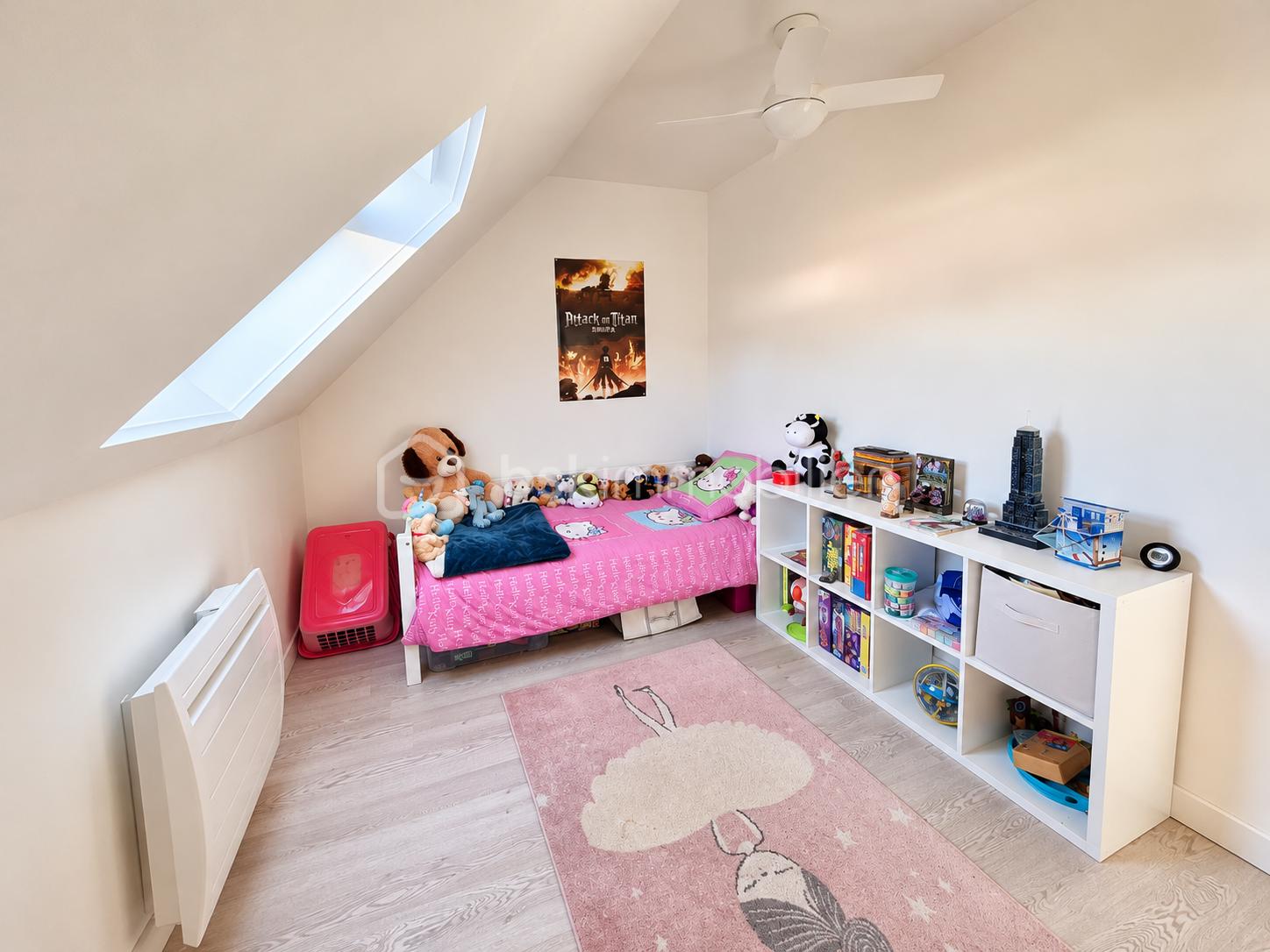 Chambre d’enfant mansardée et colorée.png