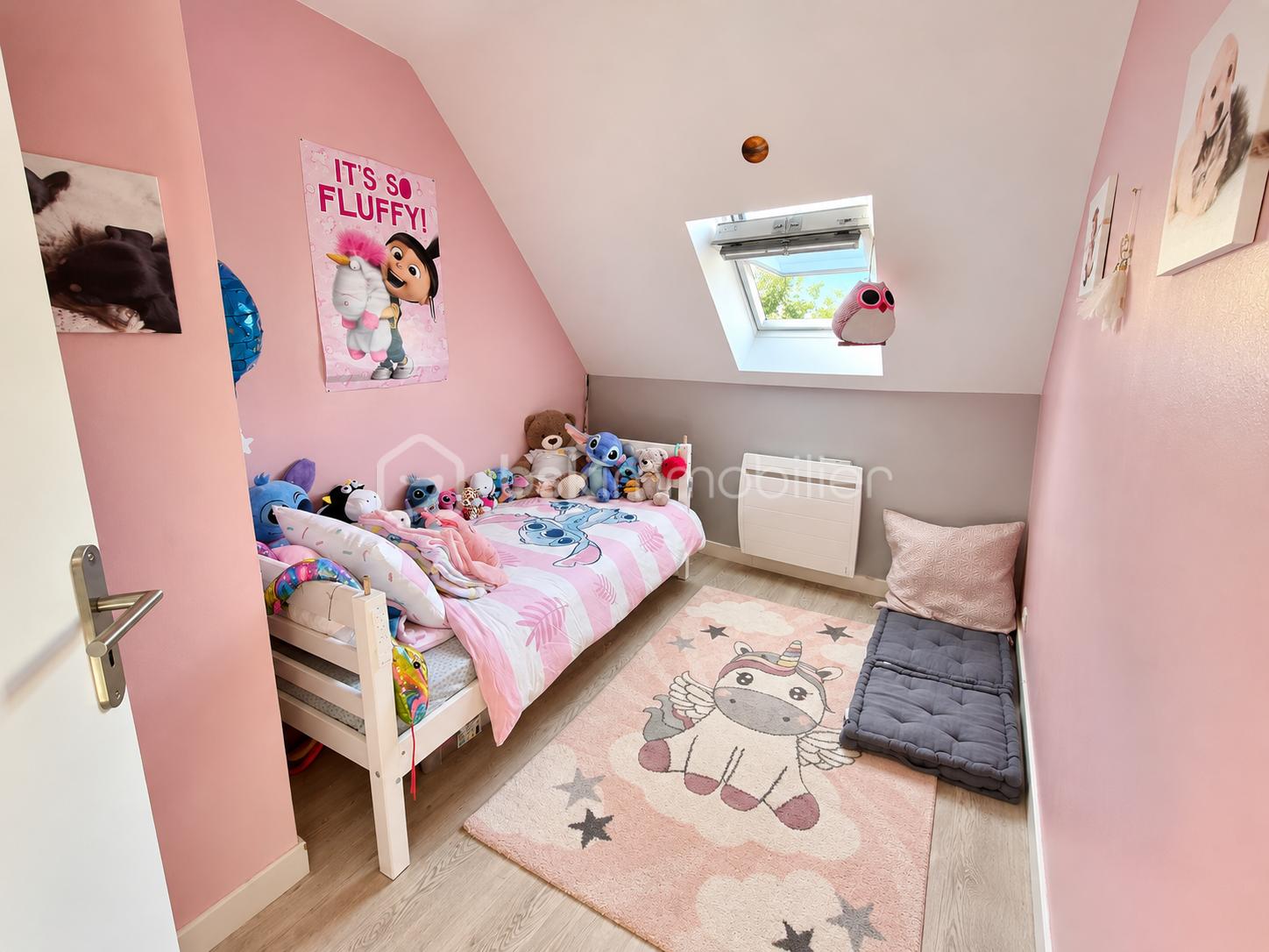 Chambre d’enfant pastel sous les combles.png