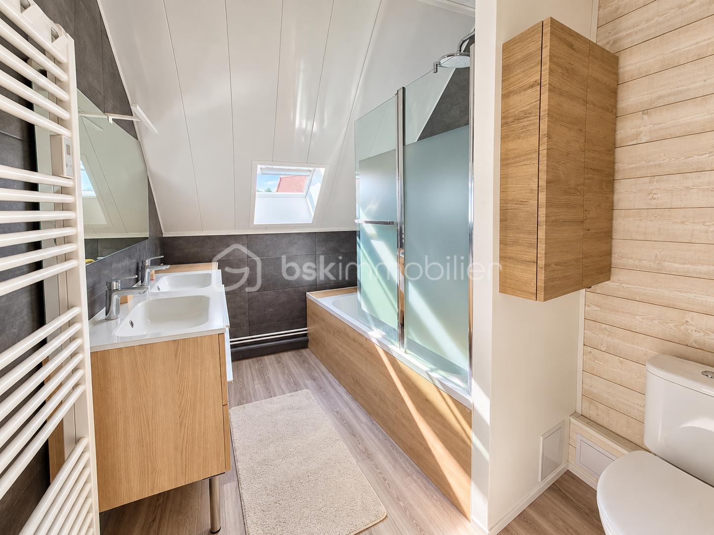 Salle de bain mansardée lumineuse et moderne.png