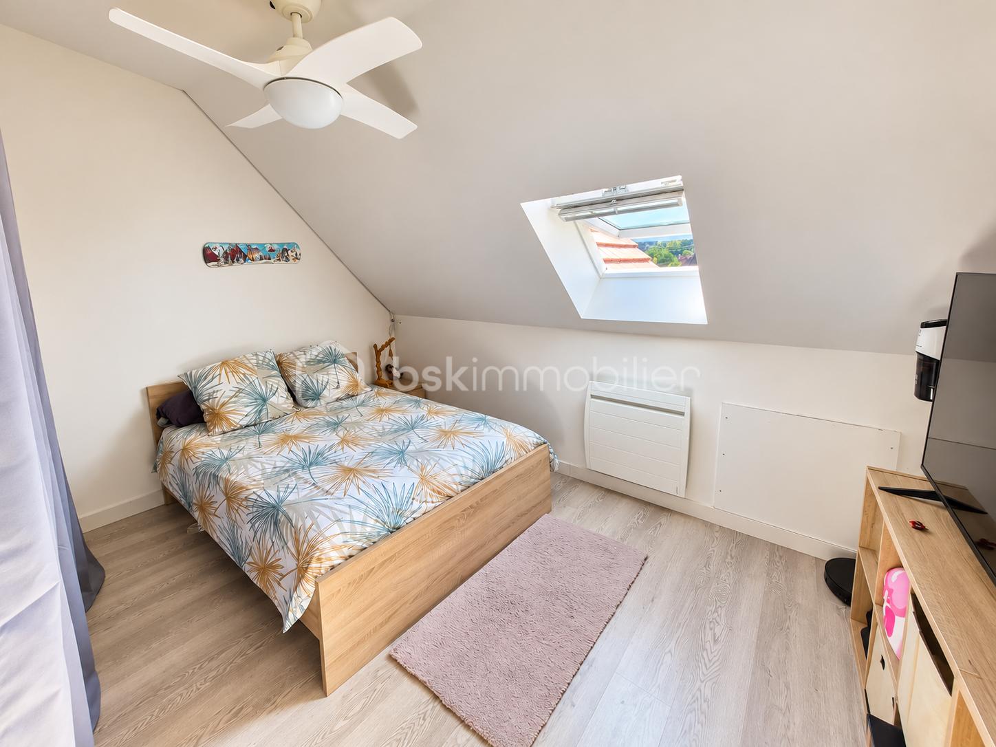 Chambre mansardée lumineuse et moderne.png