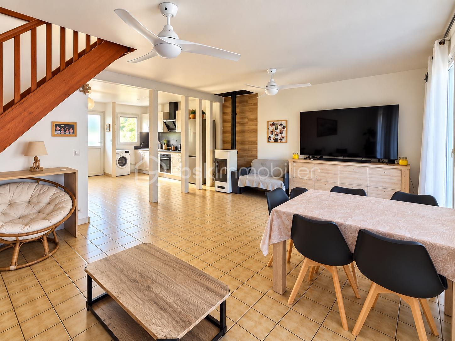 Intérieur moderne chaleureux et épuré.png