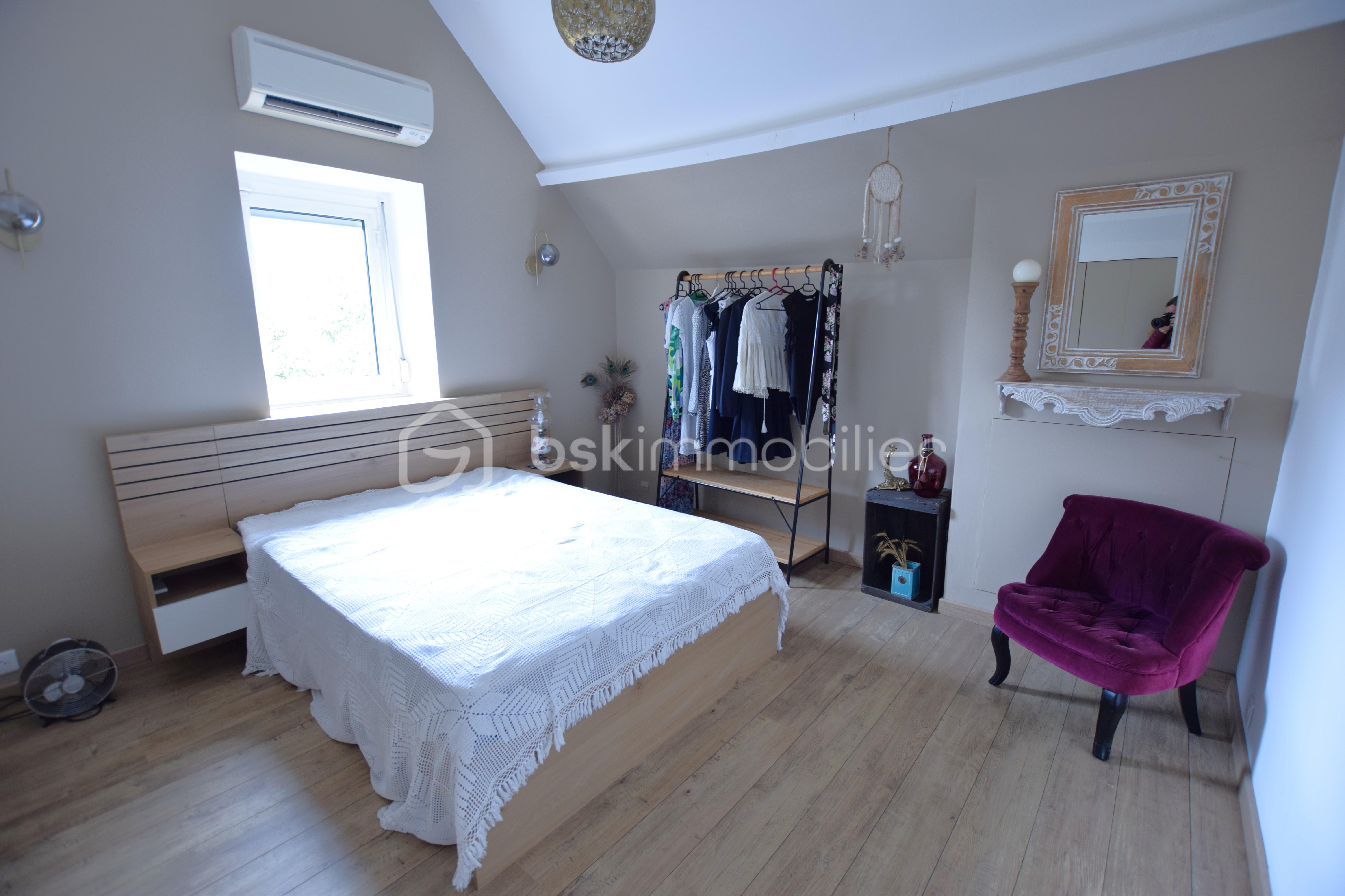 Maison de 270 m² - chambre beige.JPG