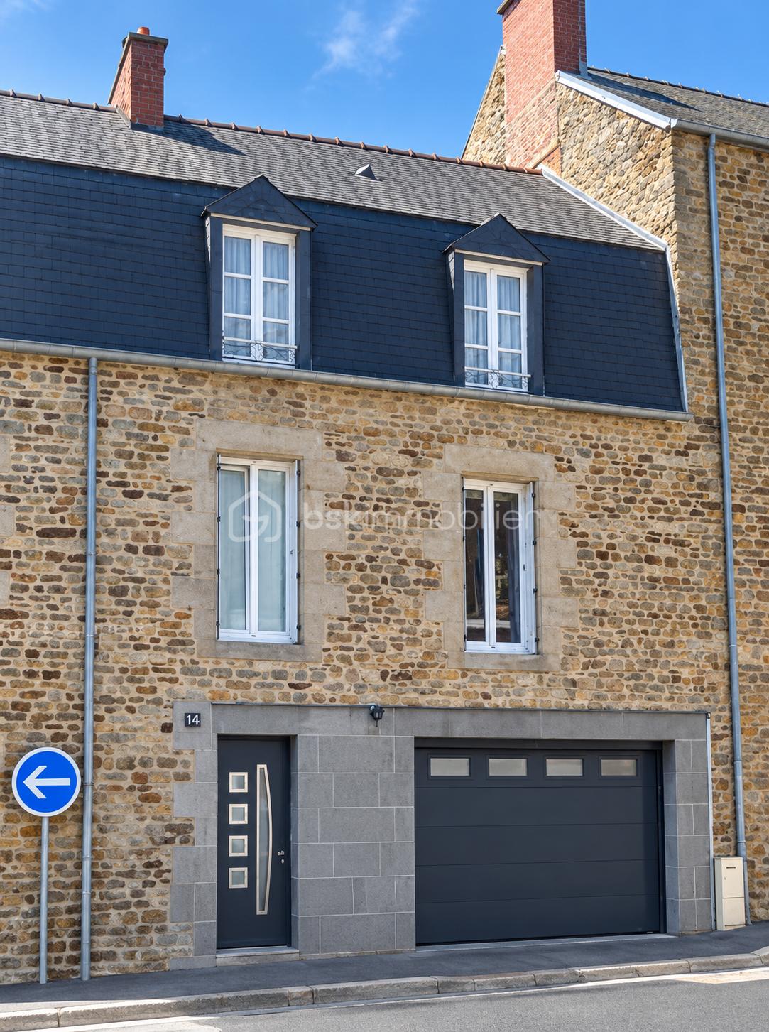 Façade en pierre avec toit mansardé.png