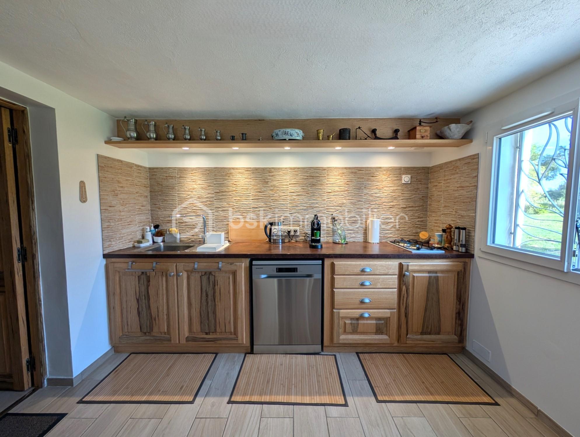Maison de 155,24 m² - cuisine bas face spot.jpg