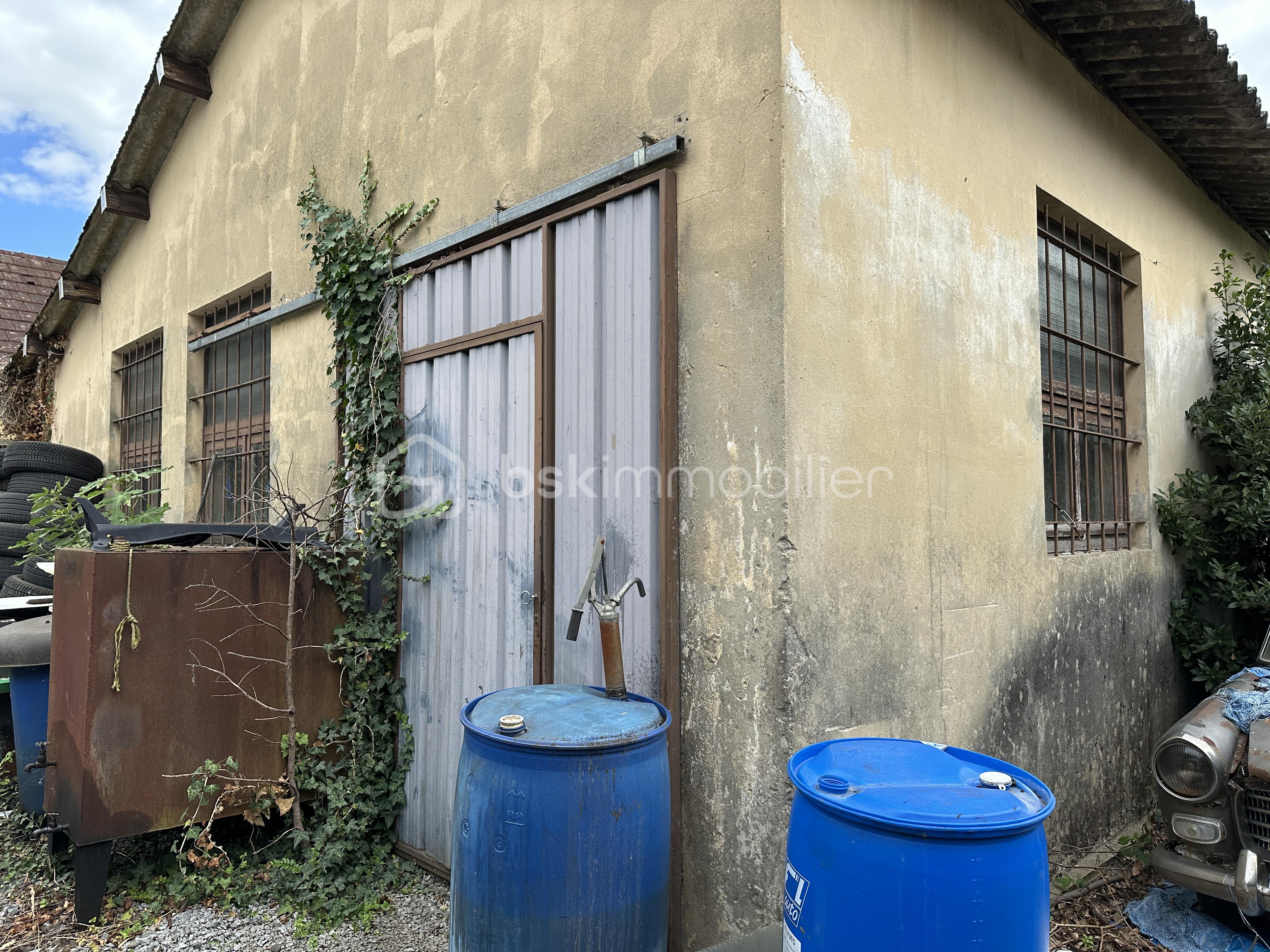 Local d'activités de 144 m² - 20250721_131753839_iOS.jpg