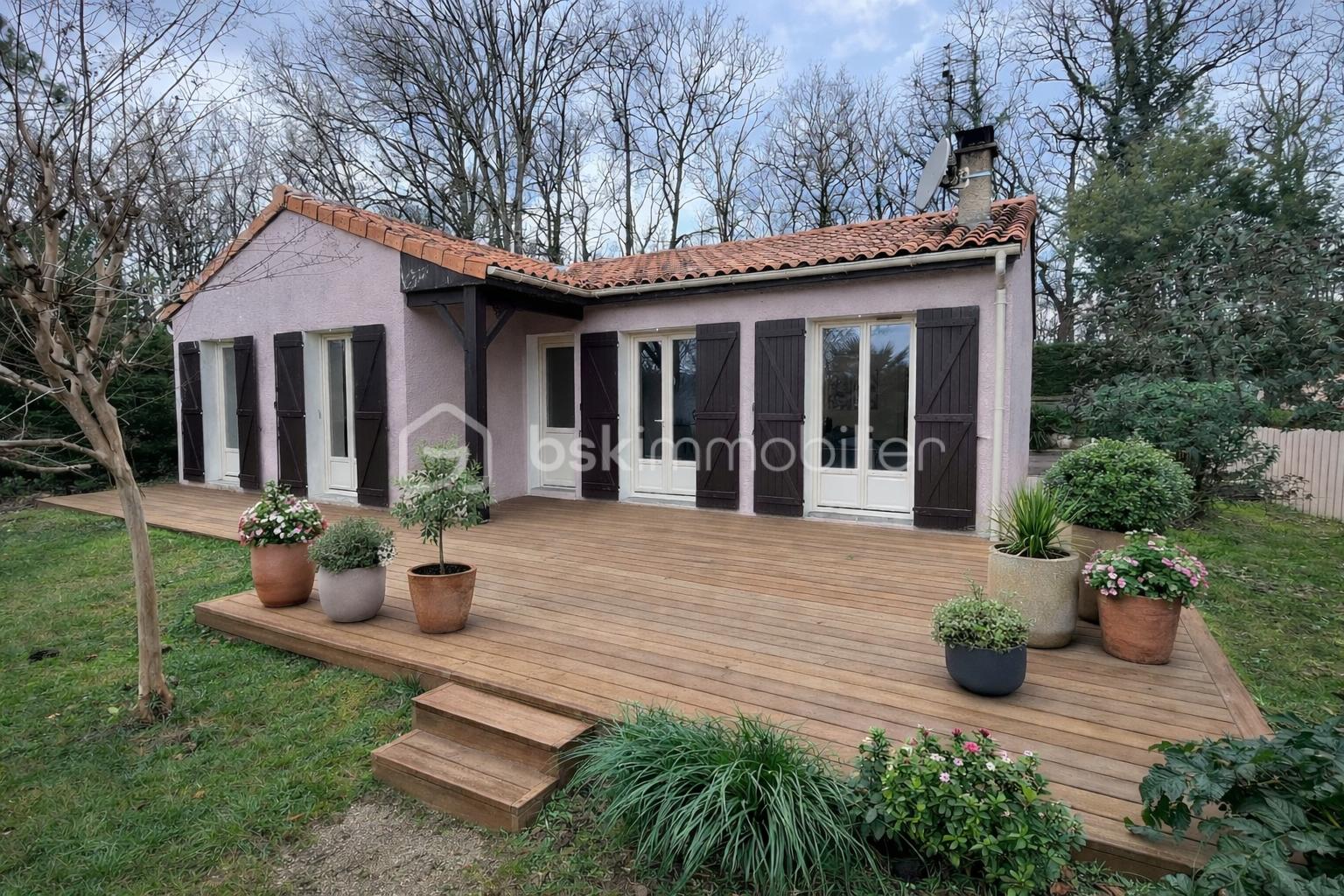 Maison de 100 m² - Maison avec terrasse et plantes en pot.png