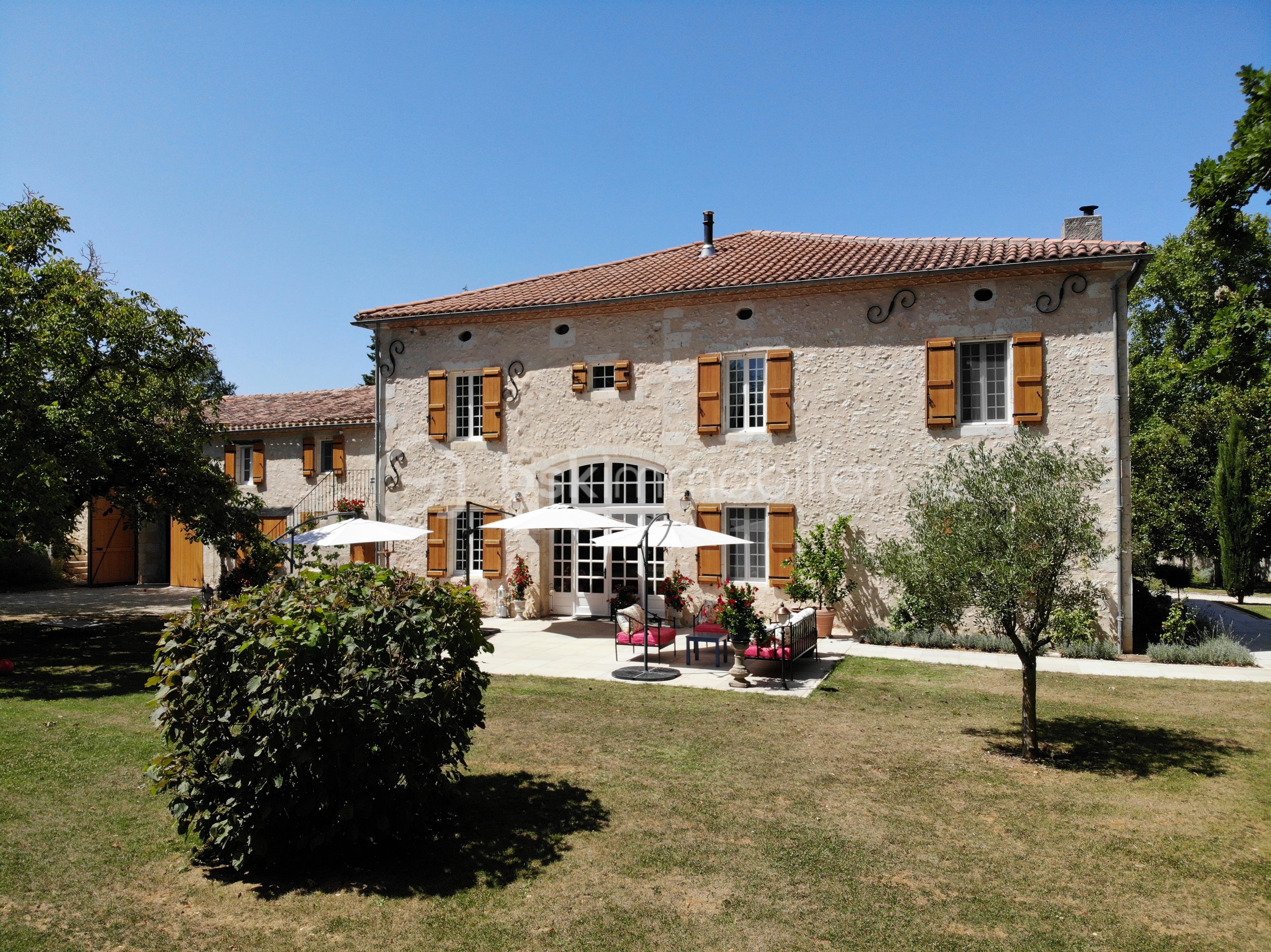 Demeure de 432 m² - Drone belle maison gascony campagne luxe (2).JPG