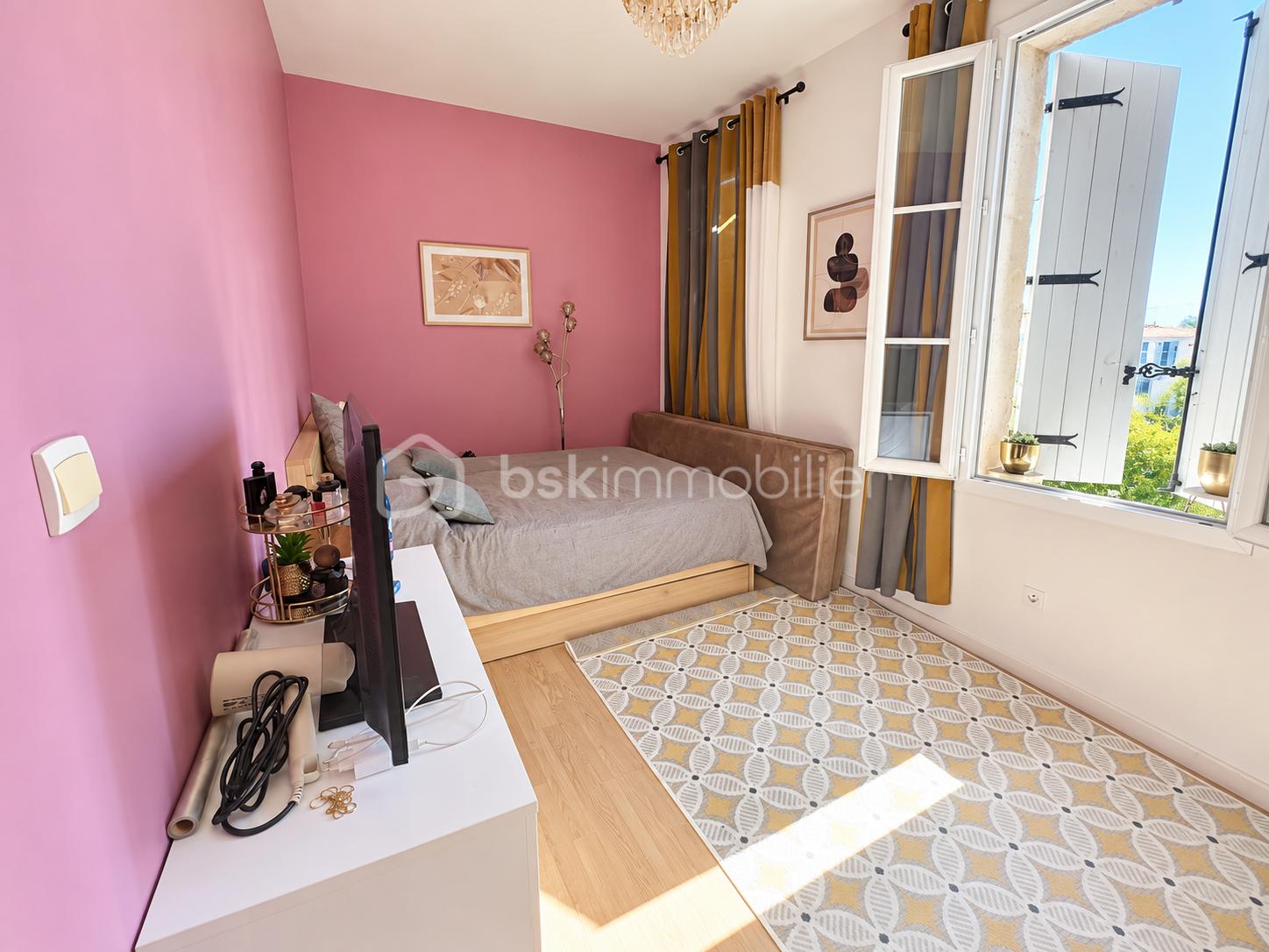 Chambre rose moderne baignée de lumière.png