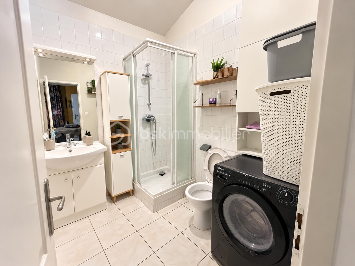 Salle de bain moderne et lumineuse.png