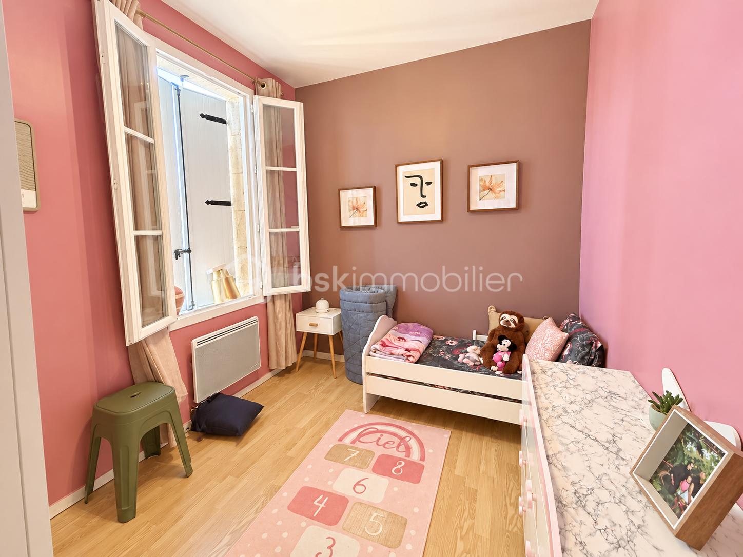 Chambre d’enfant lumineuse et pastel.png