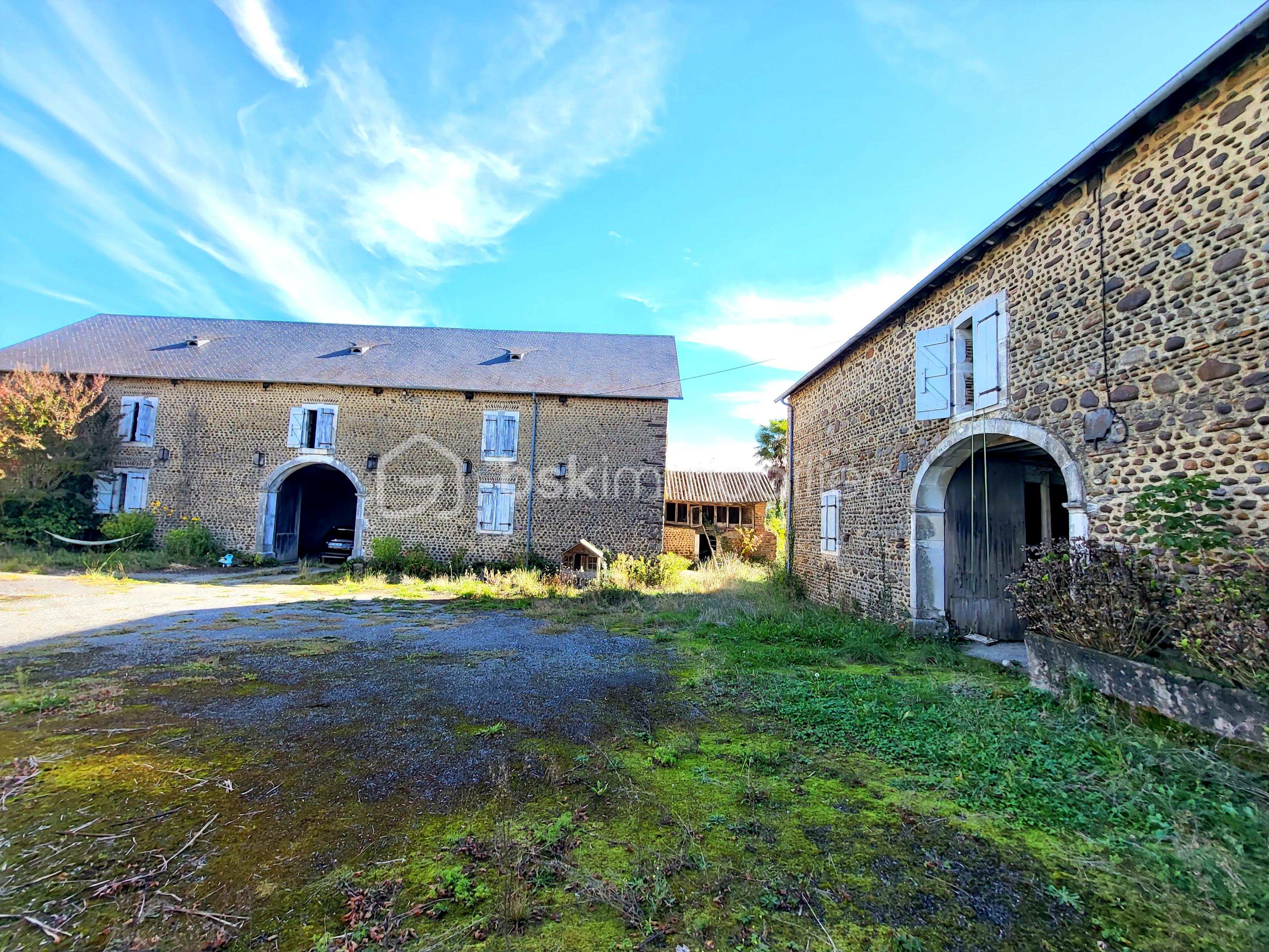 Corps de ferme de 250 m² - liloo-downloaderZ0e3Jd