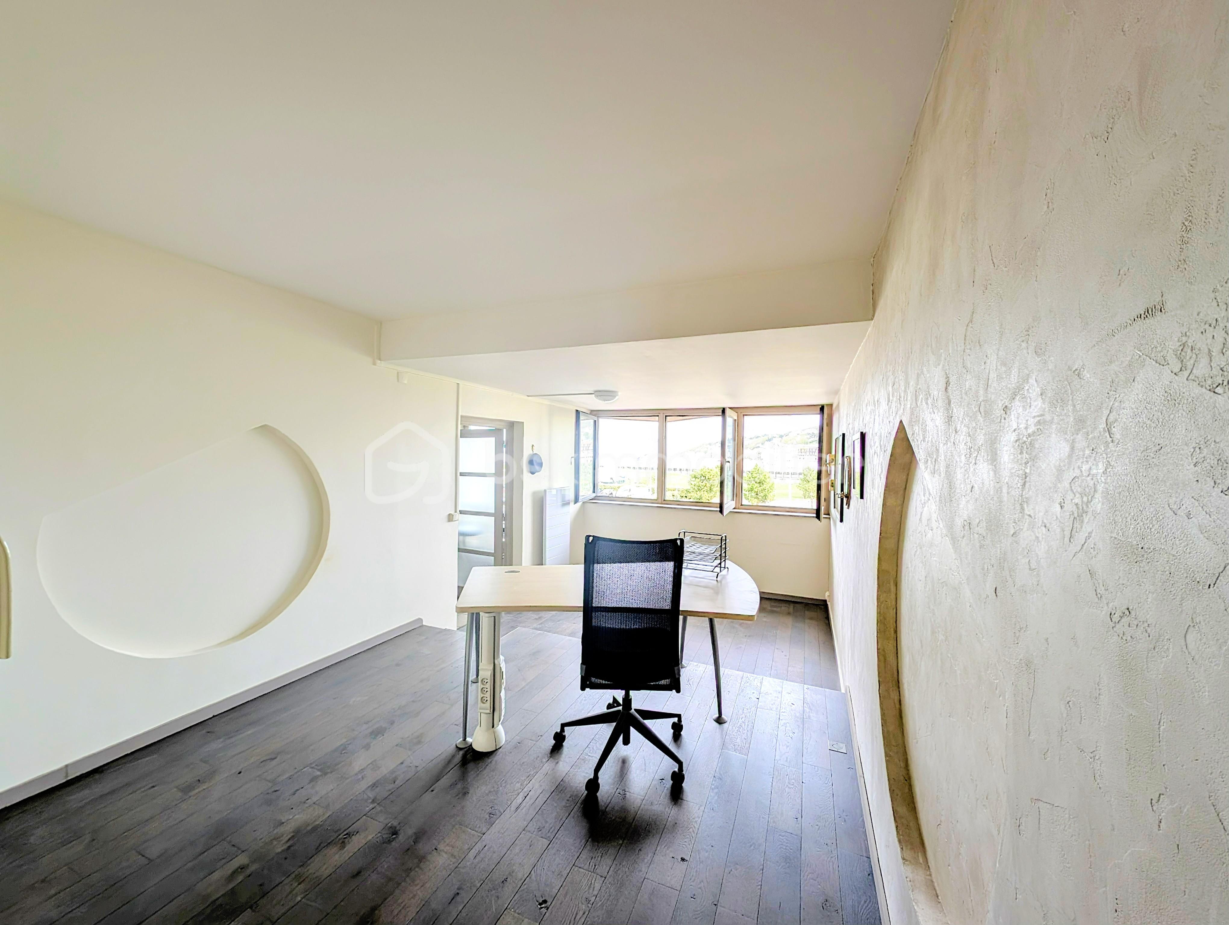 Bureau de 117 m² - PXL_20250418_125521115~2.jpg