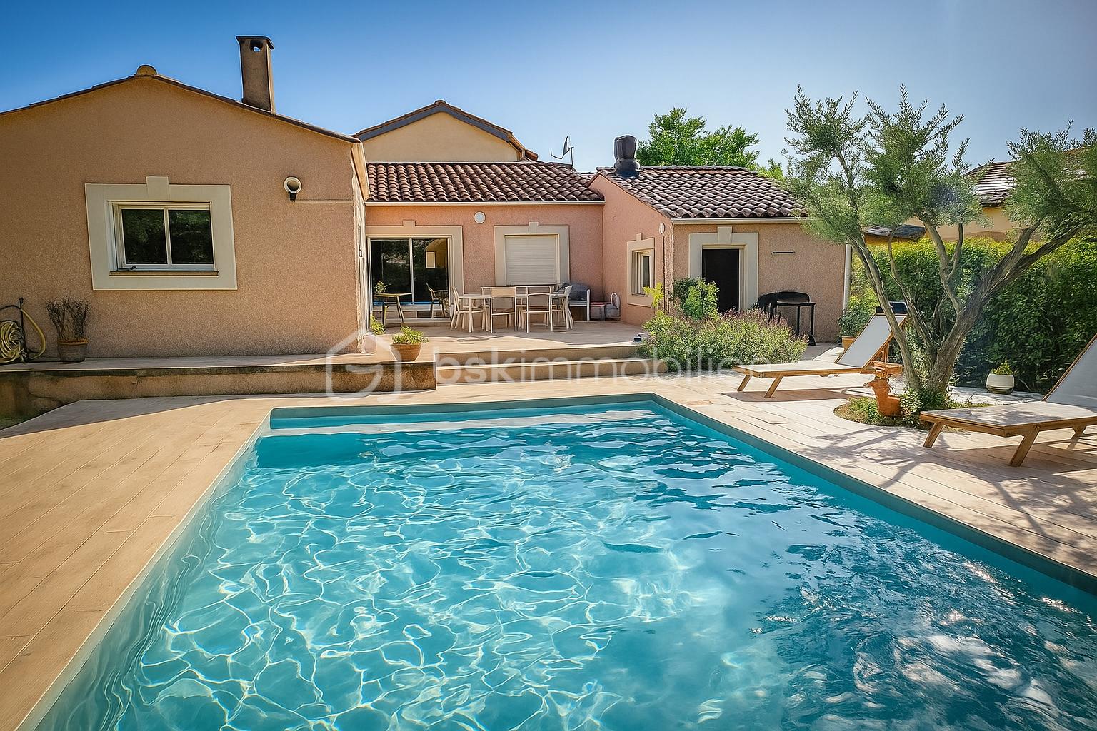Maison de 110 m² - Jardin Méditerranéen ensoleillé avec piscine.png