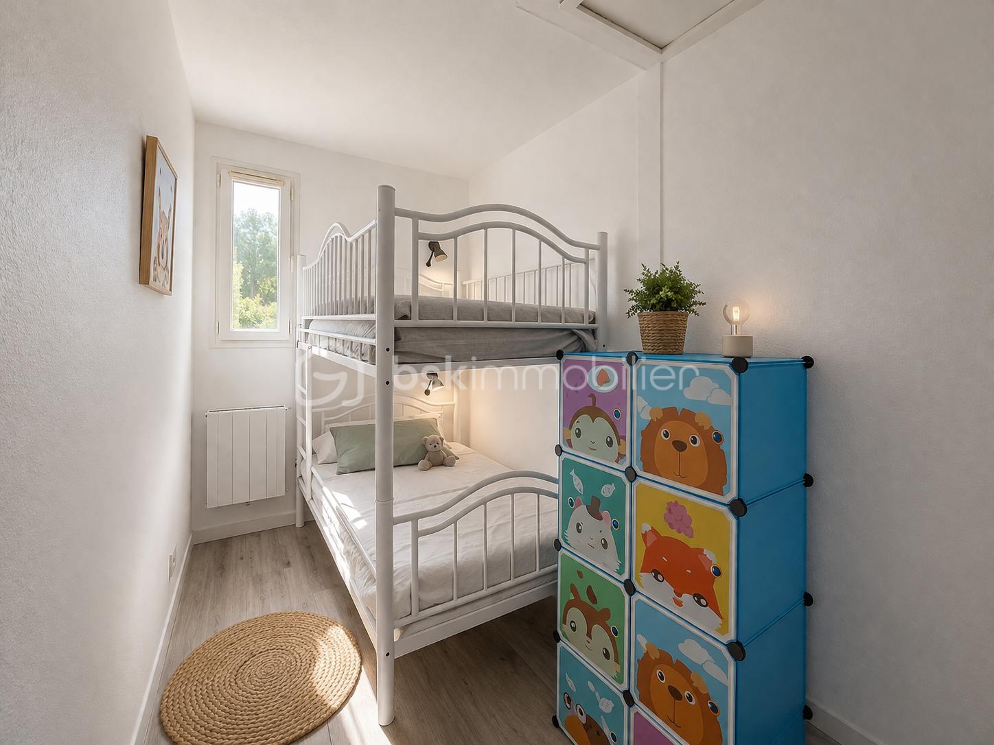 Chambre enfant lumineuse et moderne.png