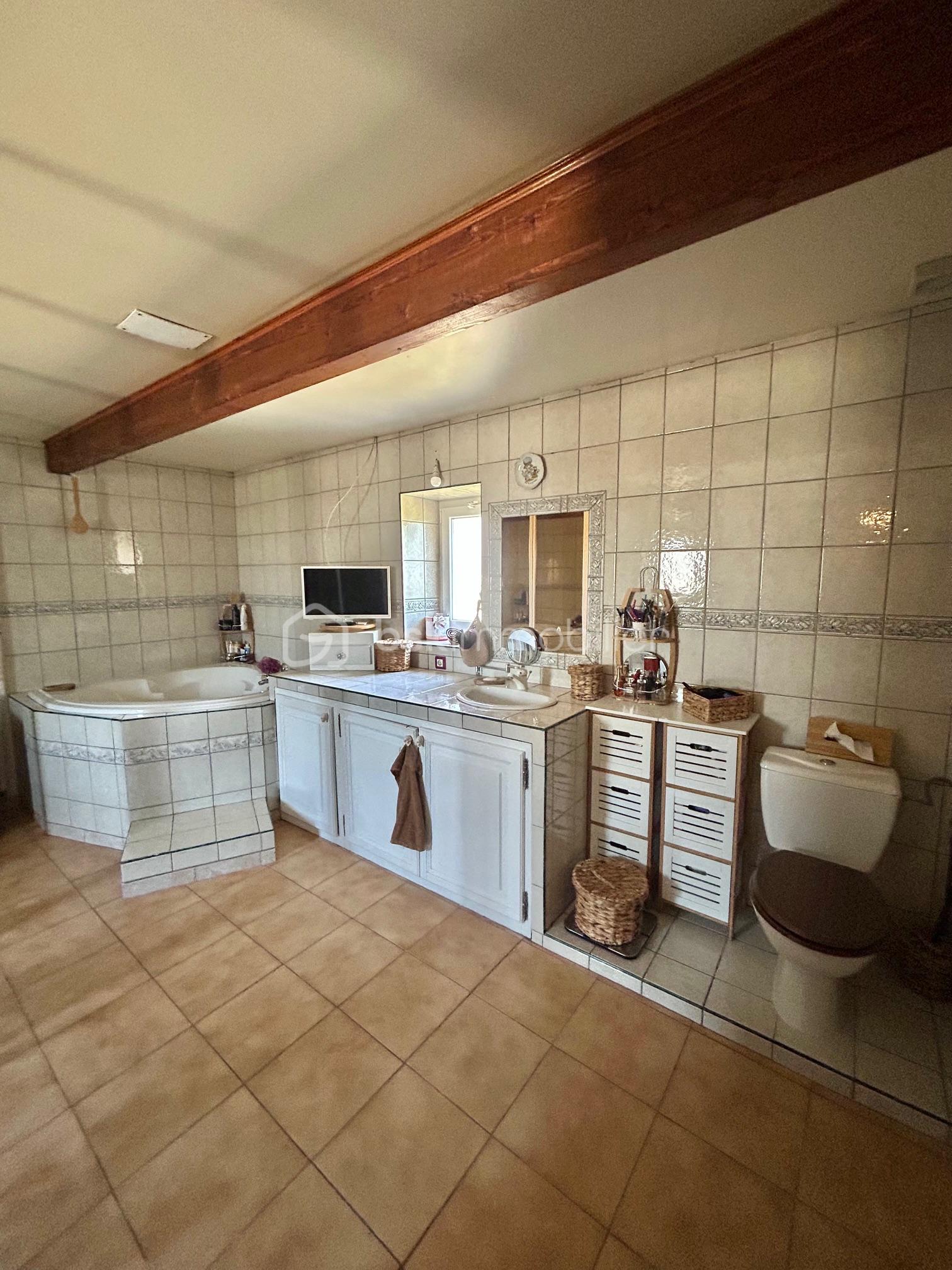 Mas de 242 m² - SDB 1.jpg