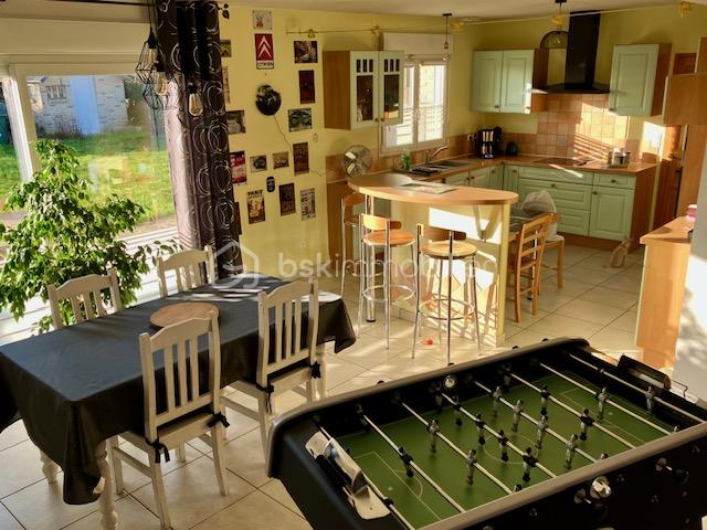 Maison de 147 m² - crochte billard séjour et cuisine.jpg