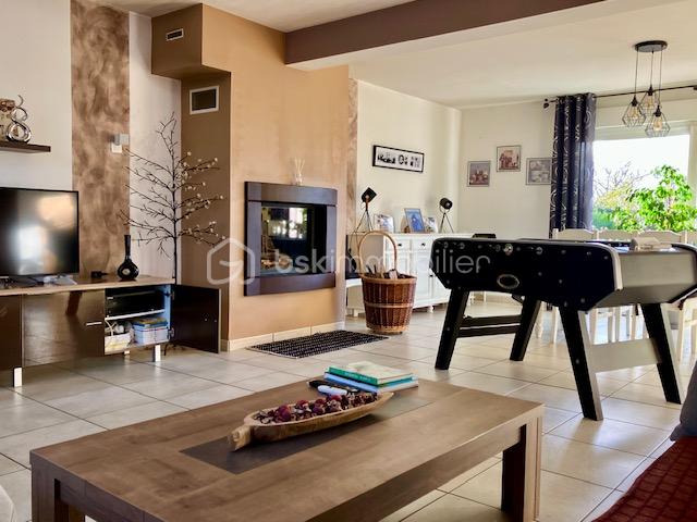 Maison de 147 m² - crochte billard et cheminée.jpg