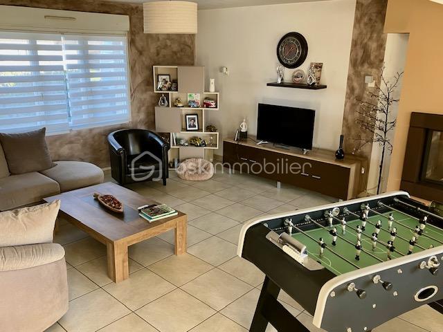 Maison de 147 m² - crochte billard salon tv fenêtre.jpg