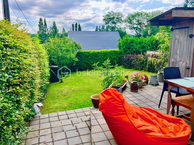 Maison longere de 90 m² - hochedé jardin pouf orange.jpg