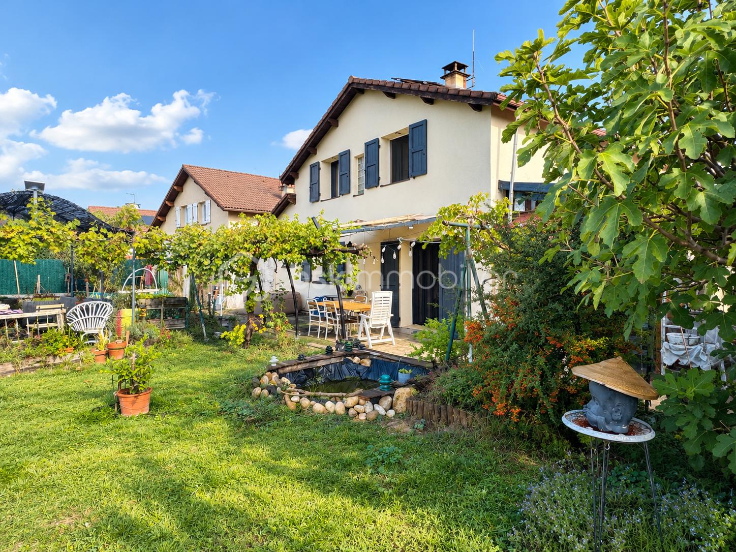 Jardin champêtre avec maison et bassin.png