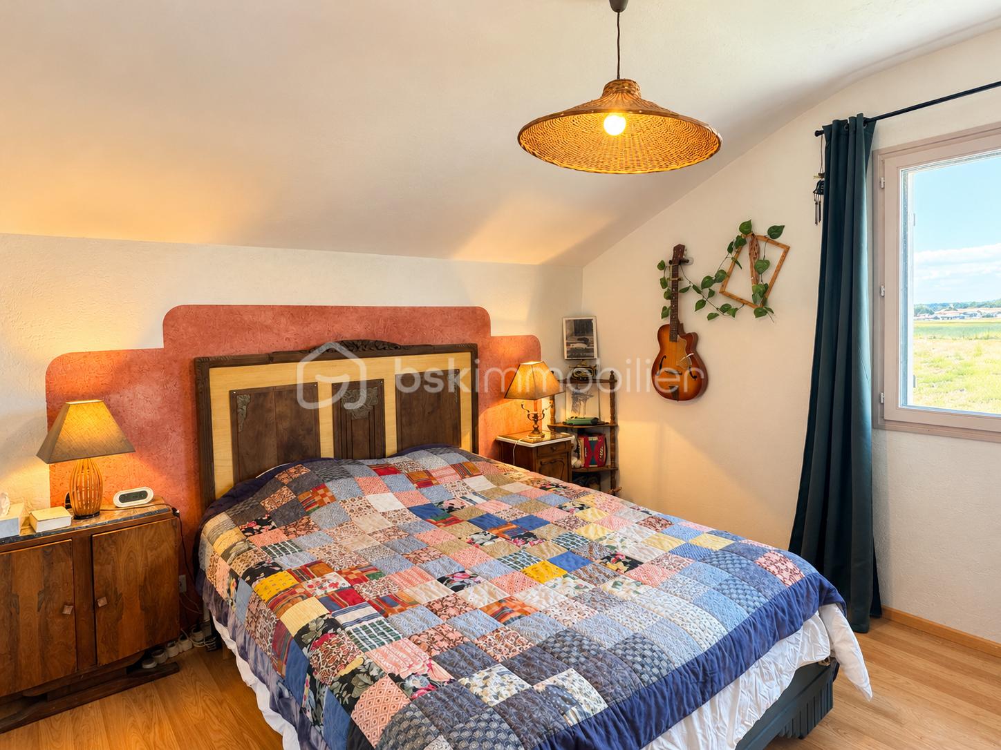 Chambre sous les toits bohème et chaleureuse.png