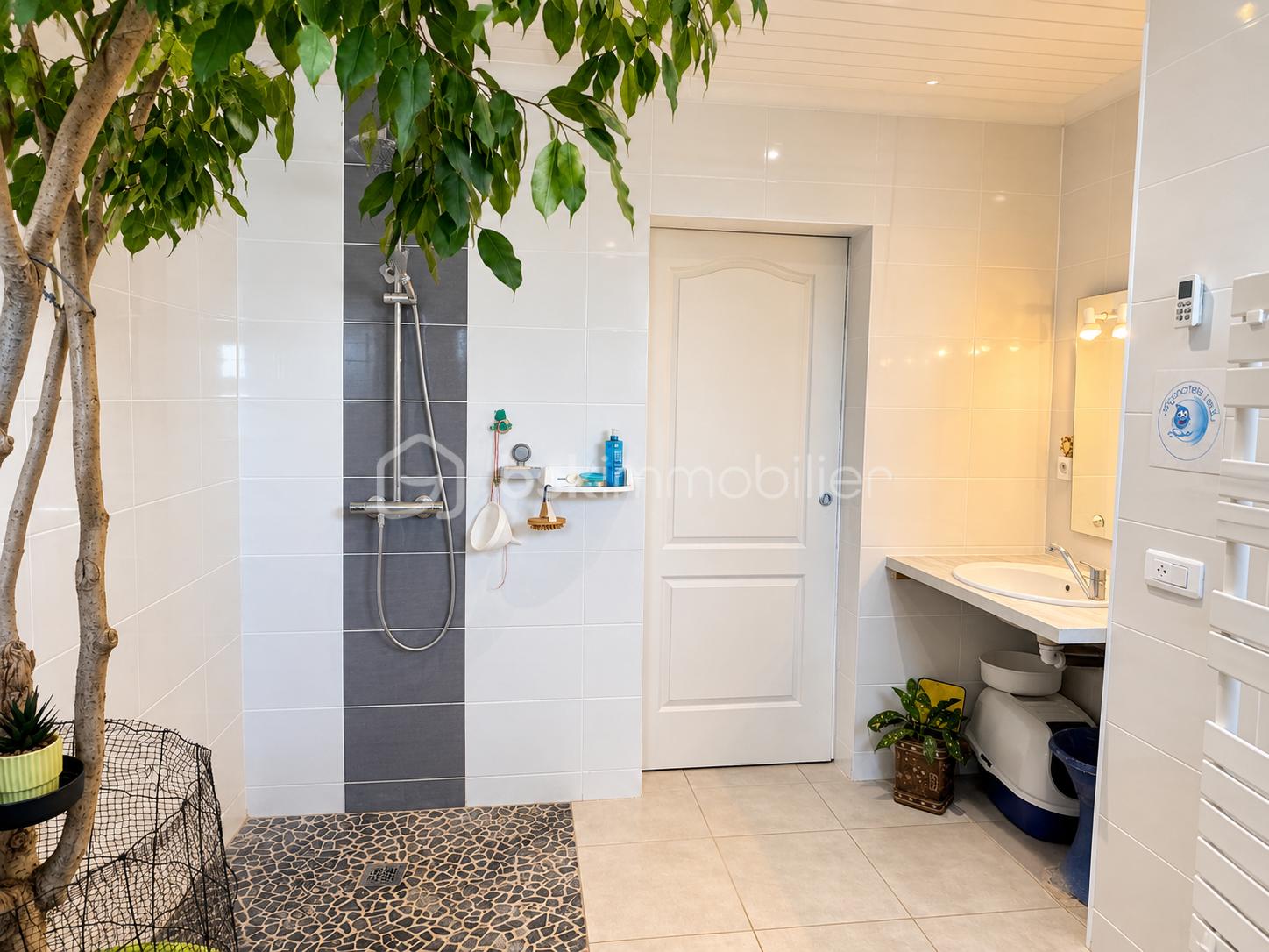 Salle de bains moderne aux touches végétales.png