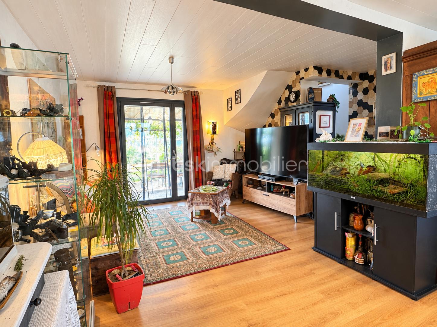 Salon éclectique chaleureux avec aquarium et plantes.png