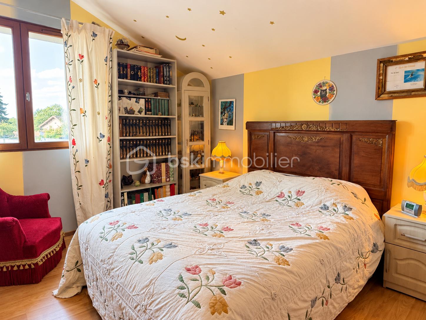 Chambre mansardée vintage et chaleureuse.png