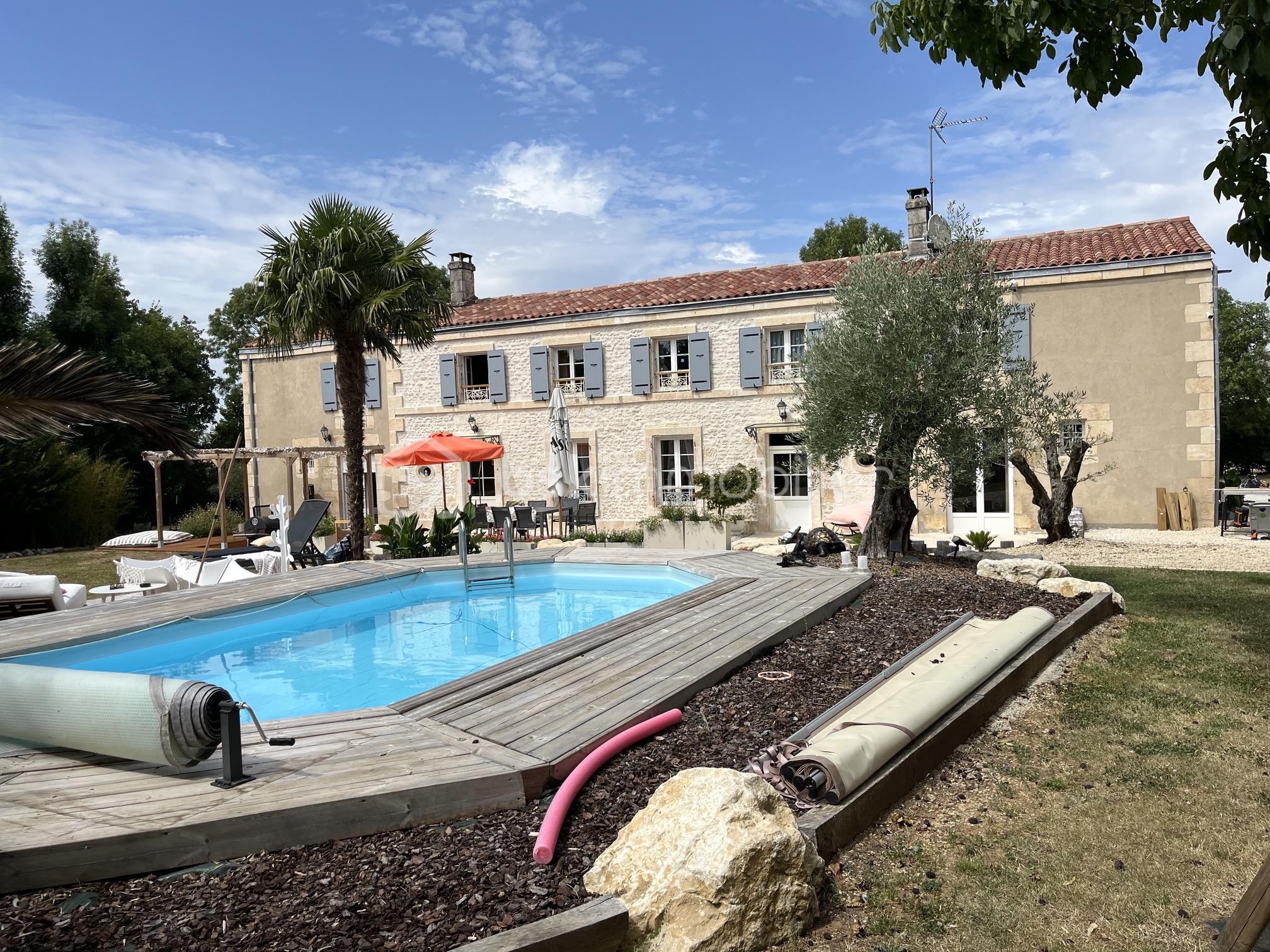 Maison 9 pièces 350 m² · à Niort · 350 m² · 649 000 €