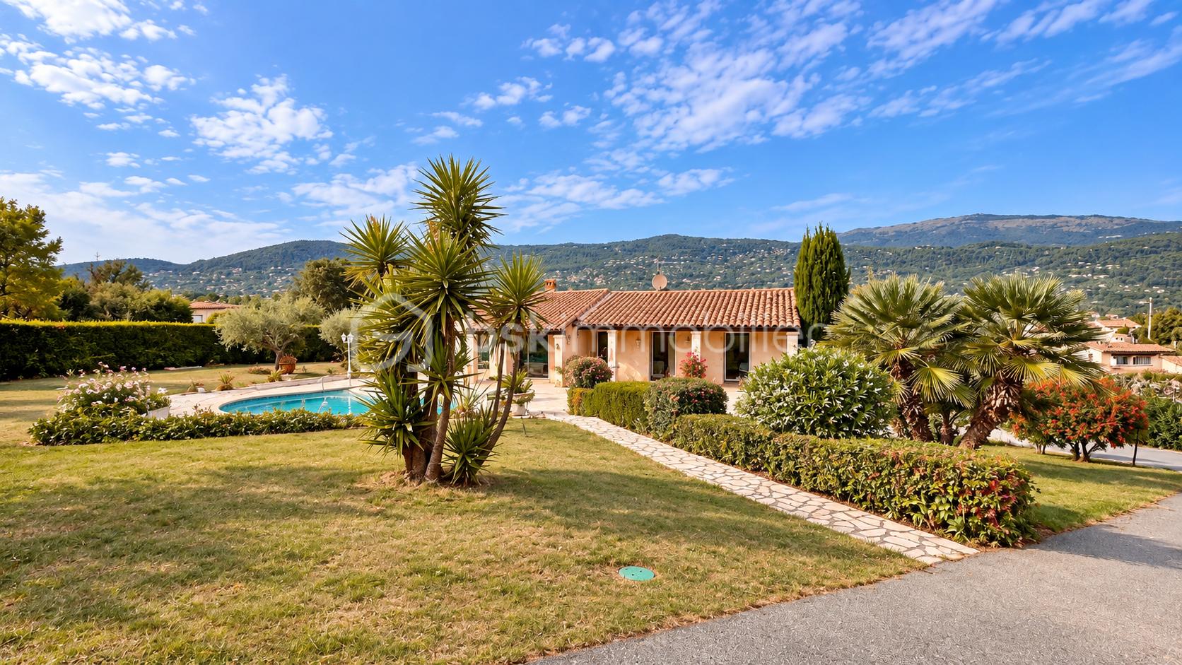 3 Villa méditerranéenne avec piscine et collines.png
