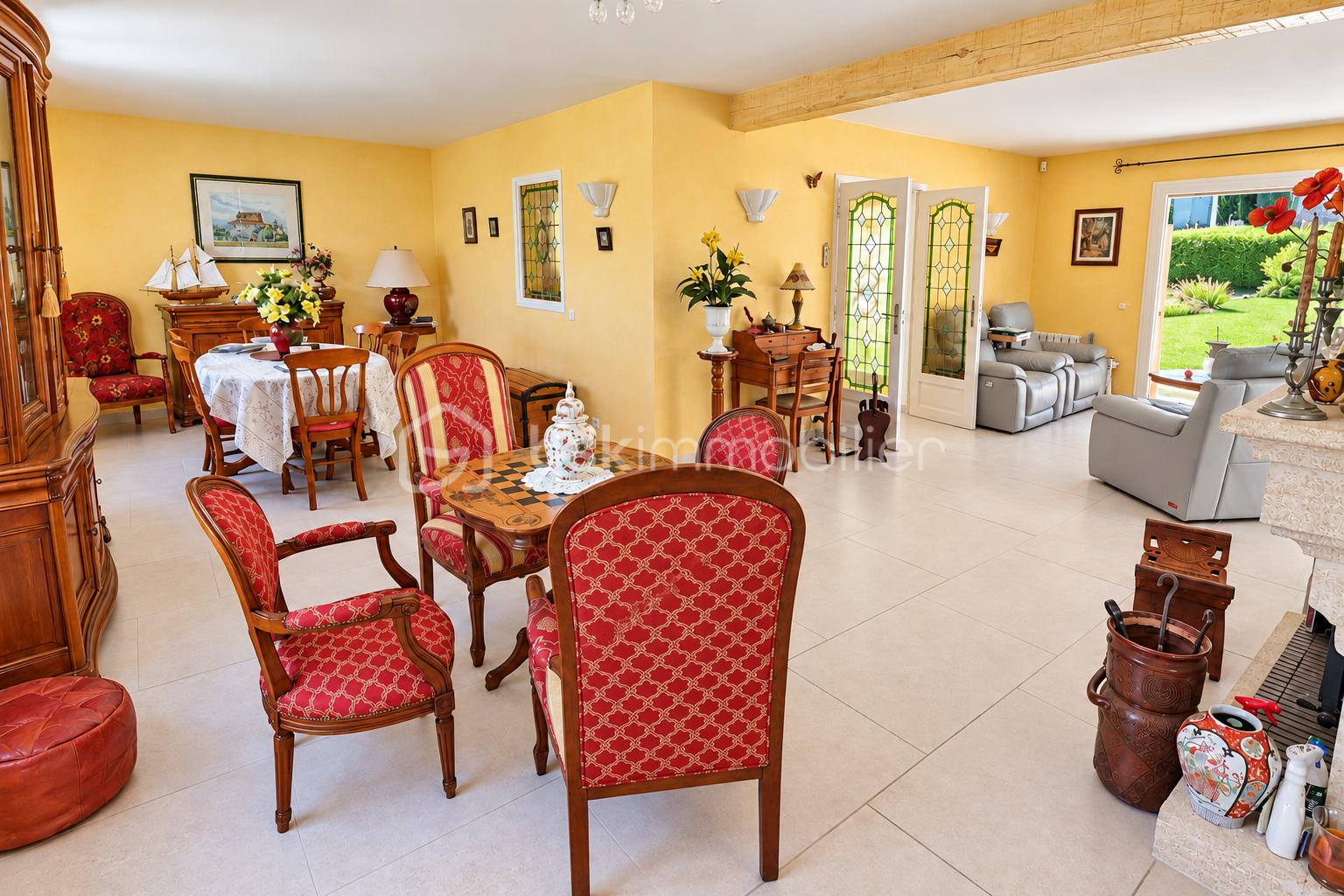 7 Salon traditionnel chaleureux avec vue sur jardin.png