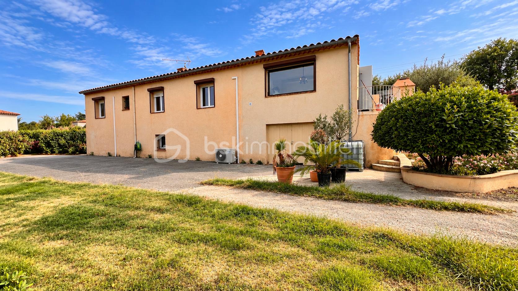 Maison provençale ensoleillée avec jardin paysager.png
