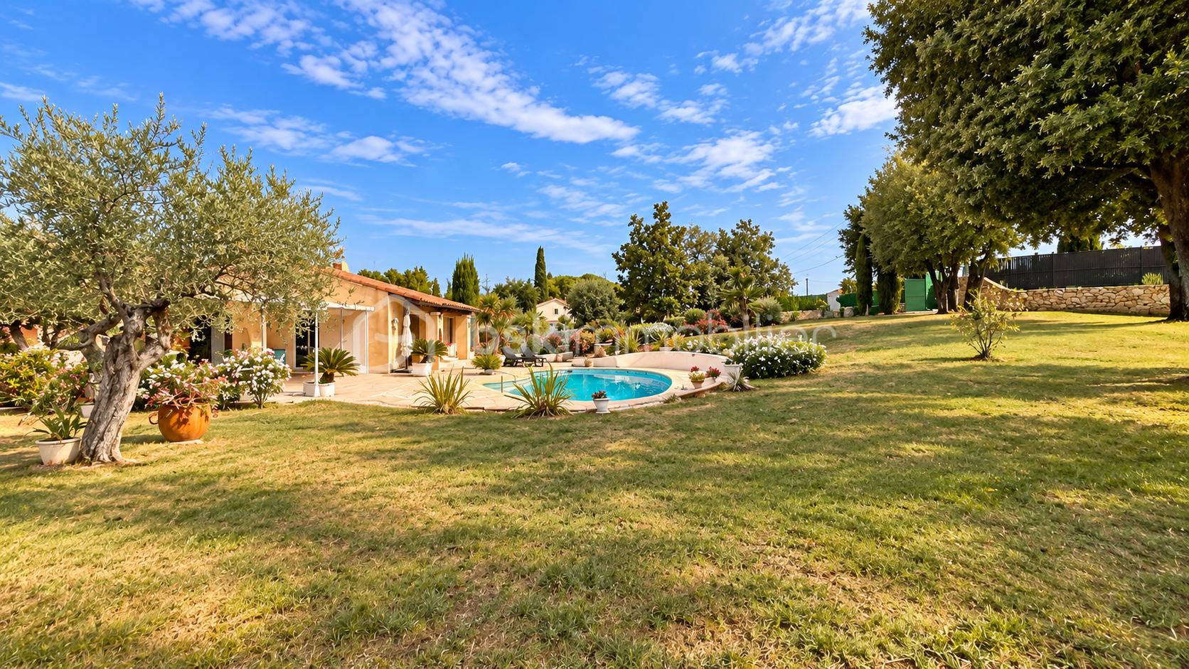 2 Jardin méditerranéen avec piscine et villa.png
