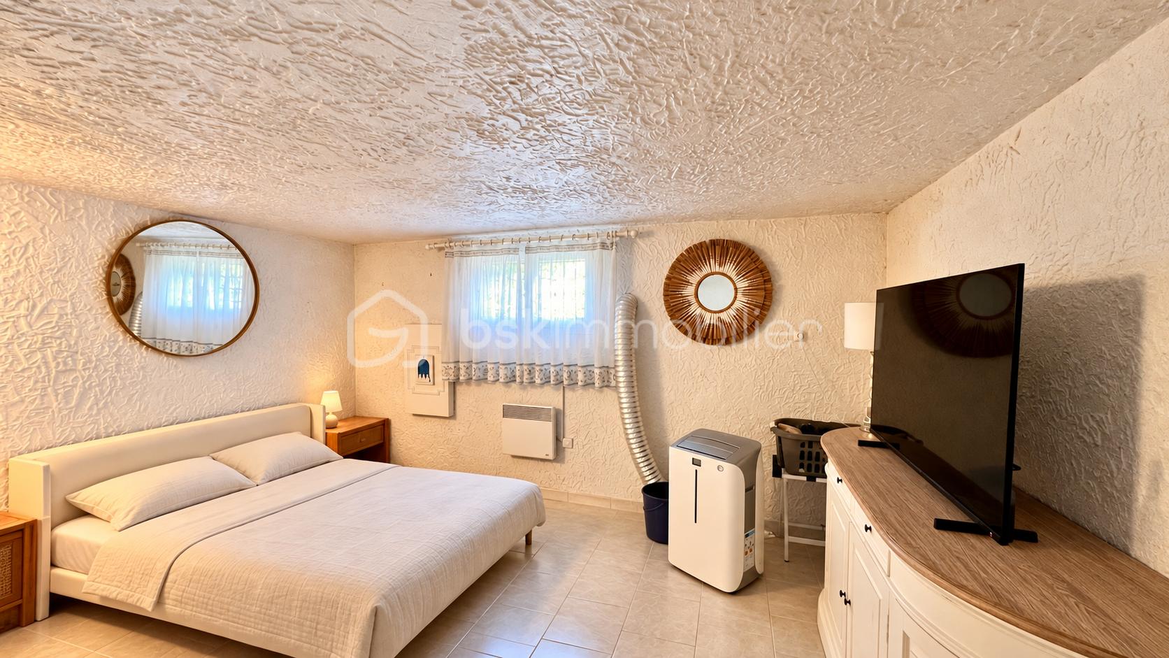 Intérieur chaleureux, rangé et lumineux.png