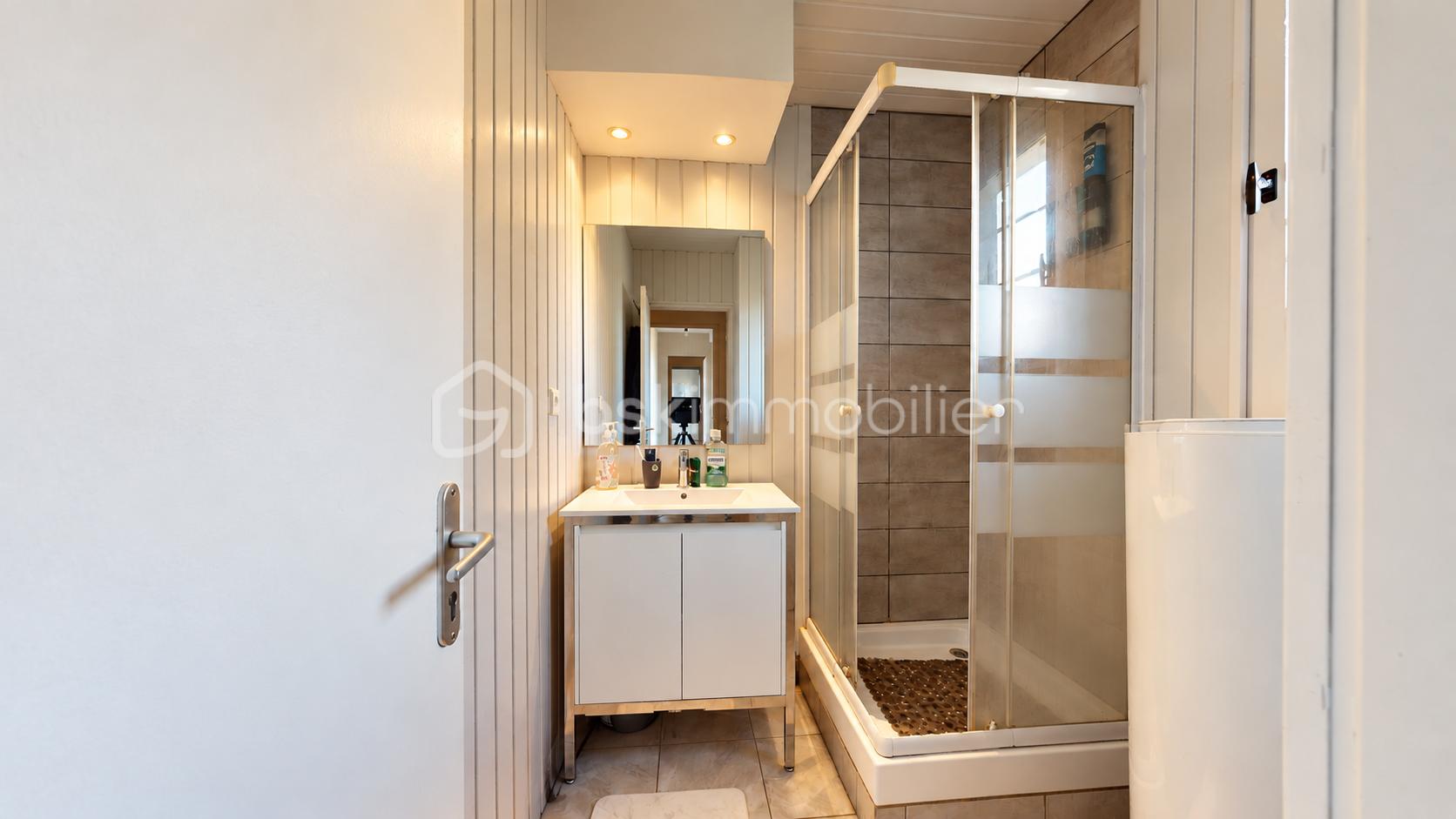 Salle de bain moderne et épurée.png