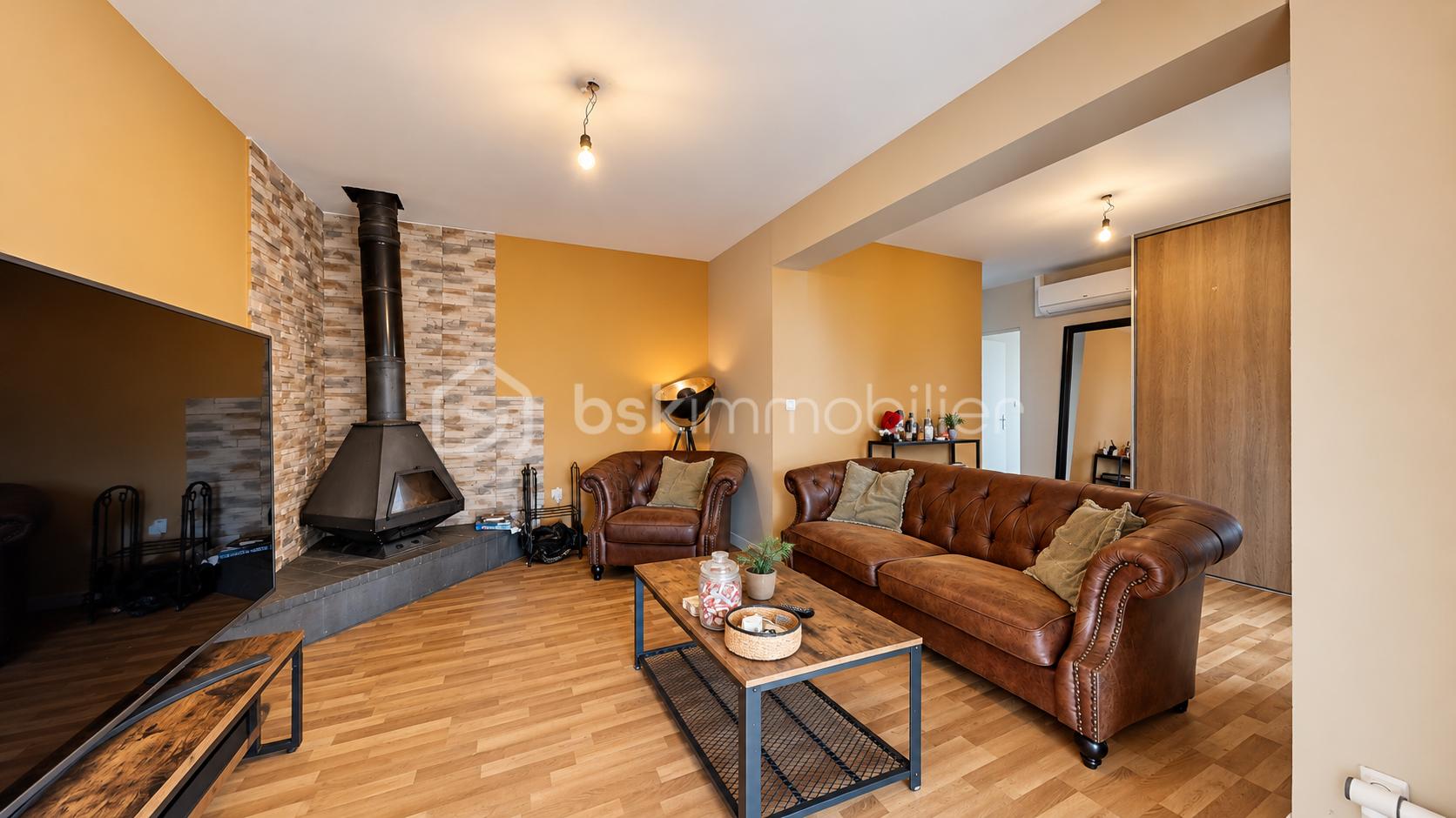 Salon moderne rustique avec poêle à bois.png