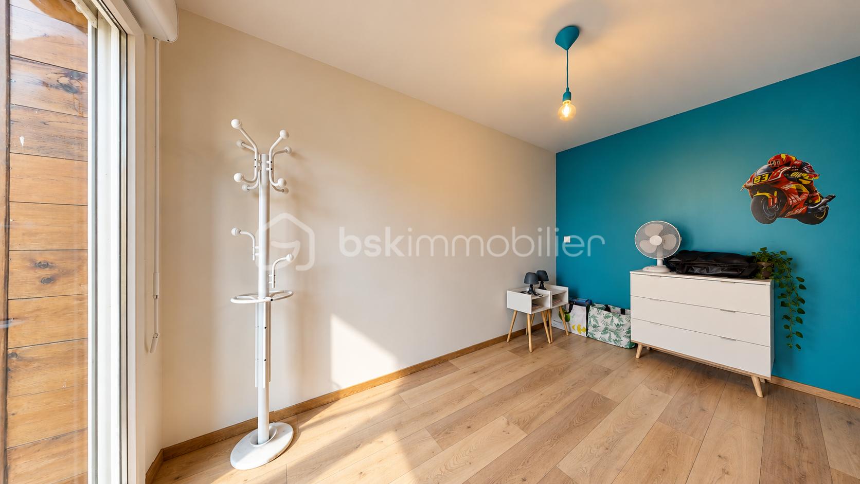 Chambre d’enfant teal et bois clair.png