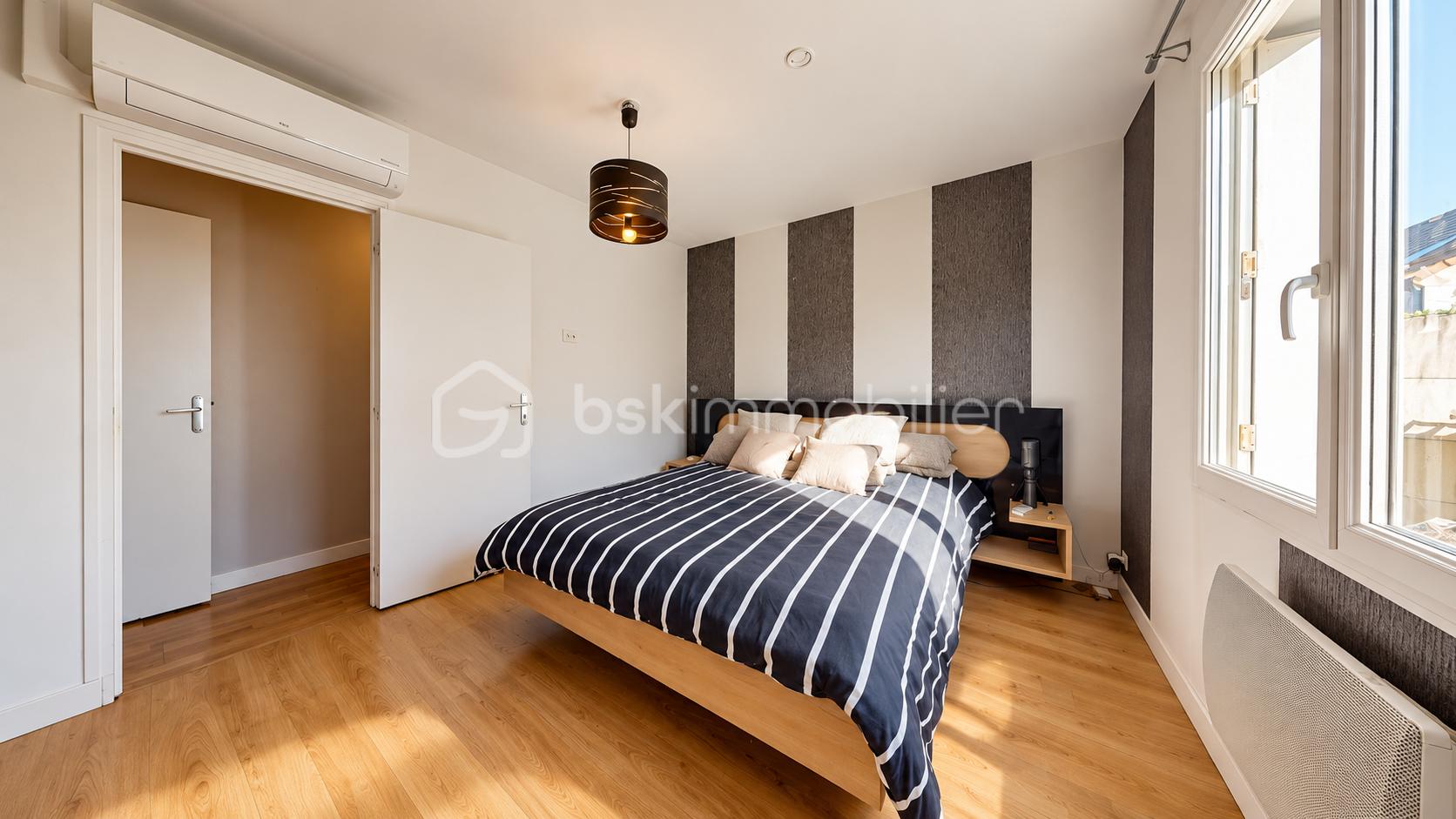 Chambre moderne aux rayures élégantes.png