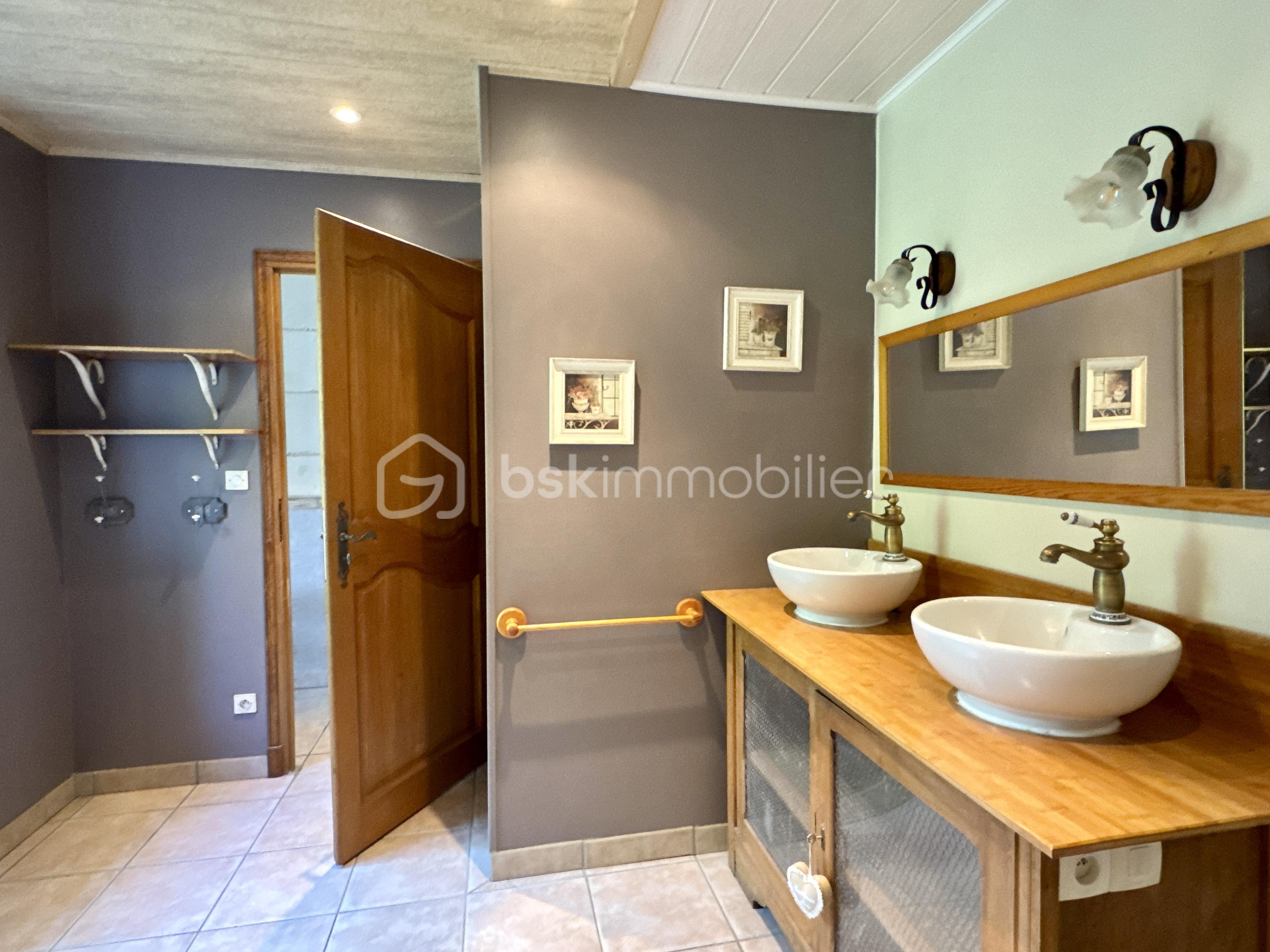 Maison longere de 193 m² - sdb rdc.jpg