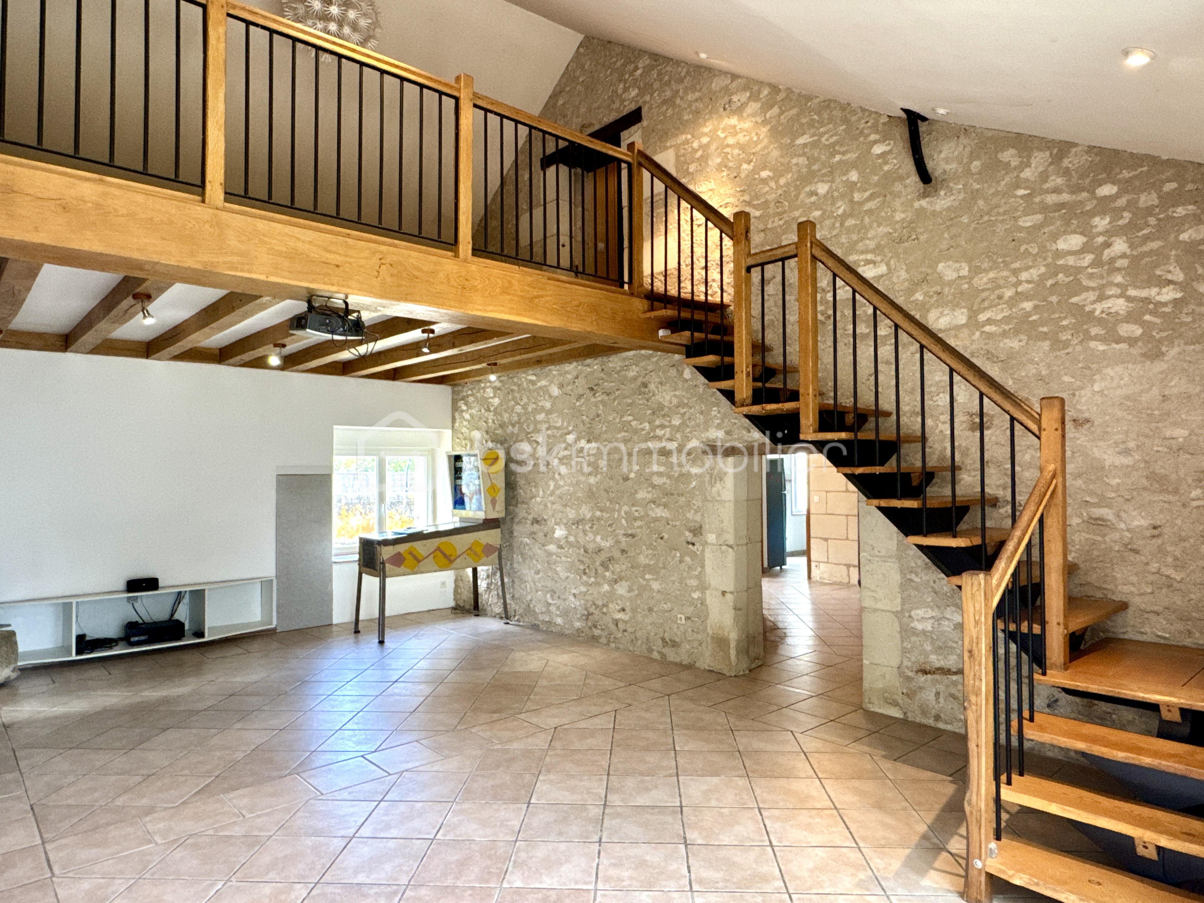 Maison longere de 193 m² - salon avec escaliers.jpg