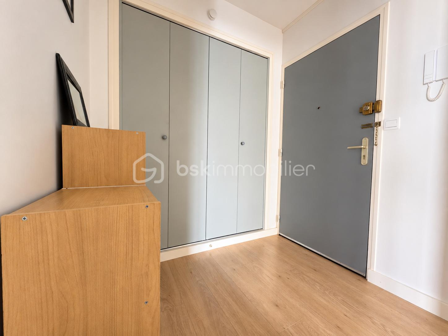 Entrée scandinave lumineuse et minimaliste.png