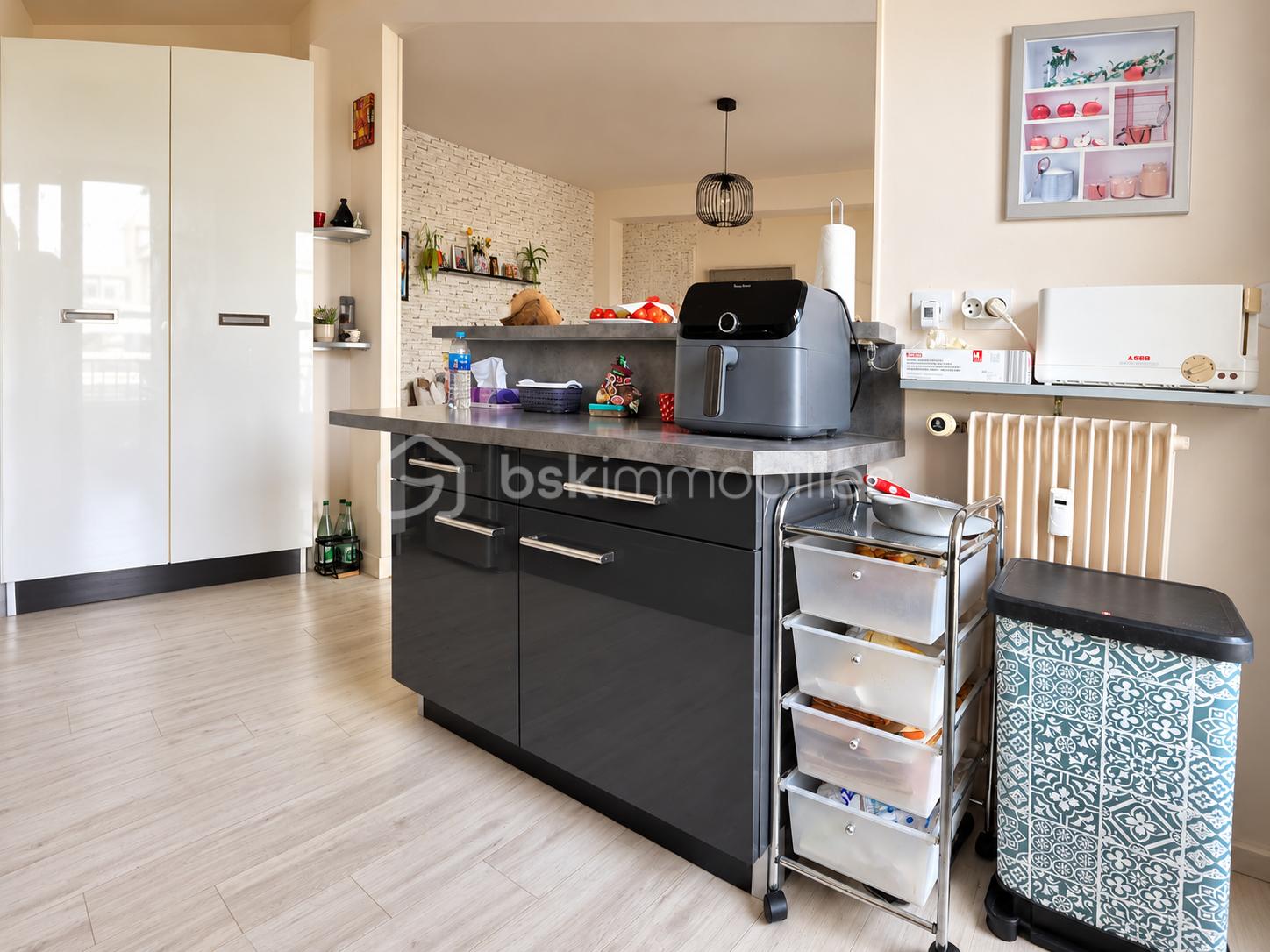 Cuisine moderne lumineuse et chaleureuse.png