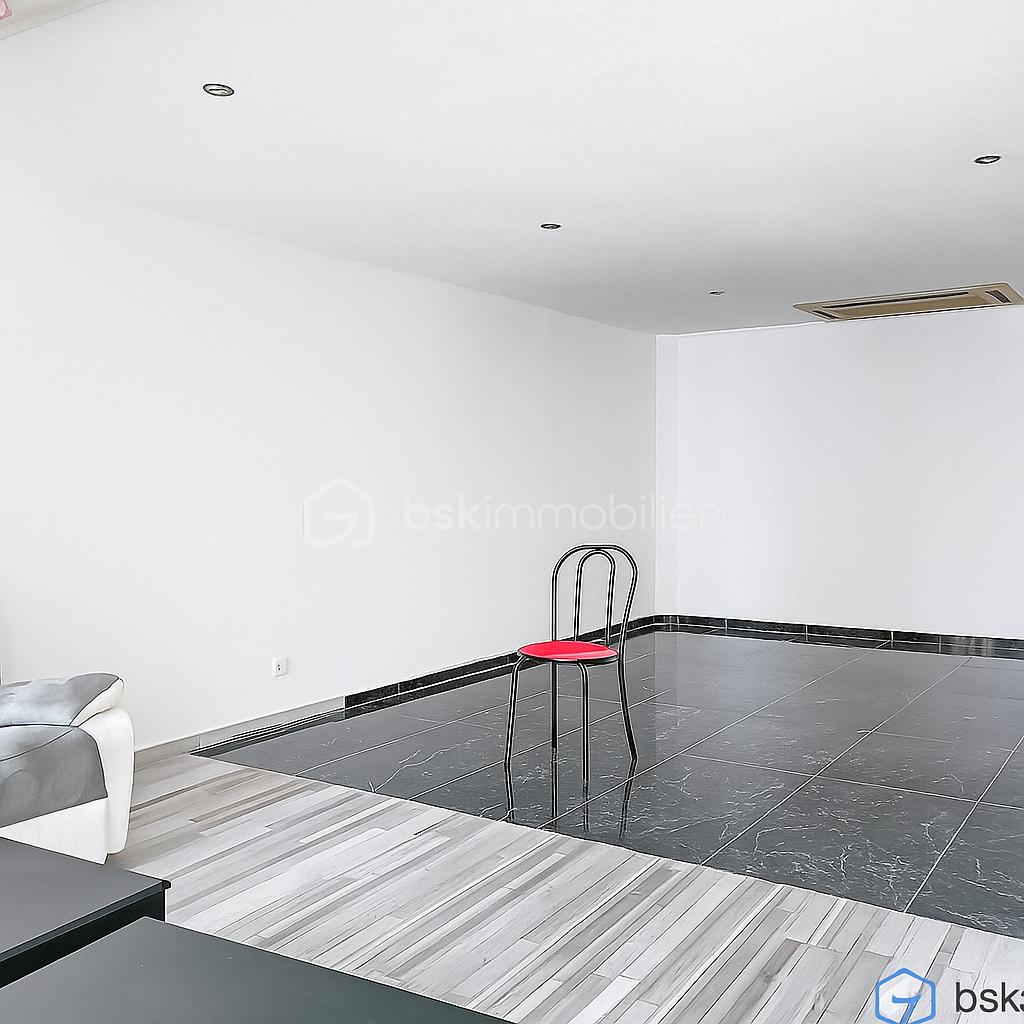 Immeuble de 211 m² - studio 2 vide (1).png