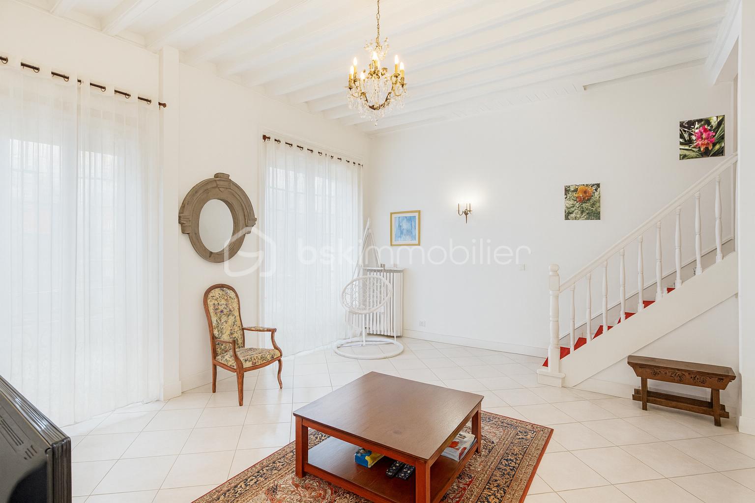 Immeuble mixte de 295 m² - Salon européen avec miroir antique.png