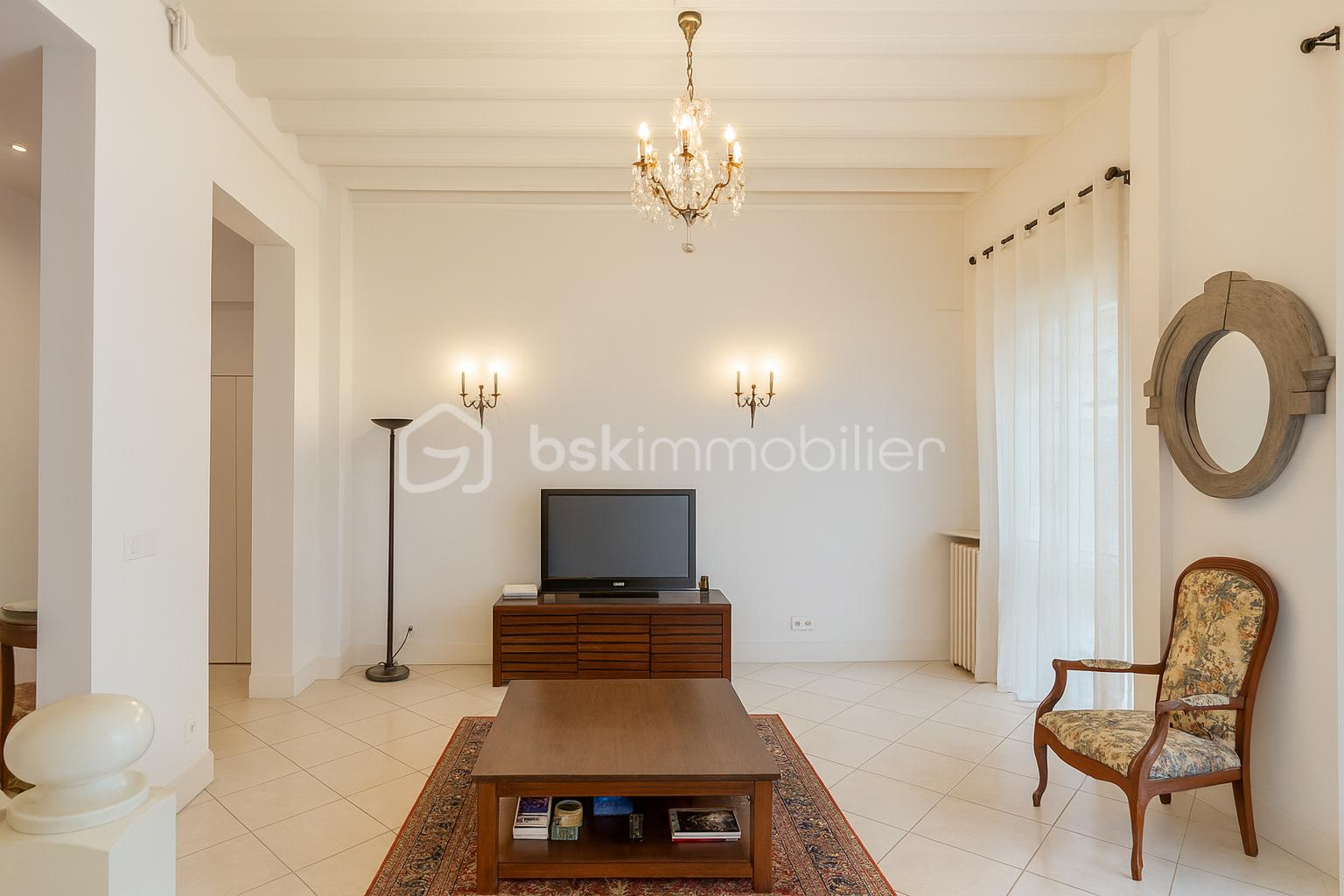 Immeuble mixte de 295 m² - Salon européen lumineux et élégant.png