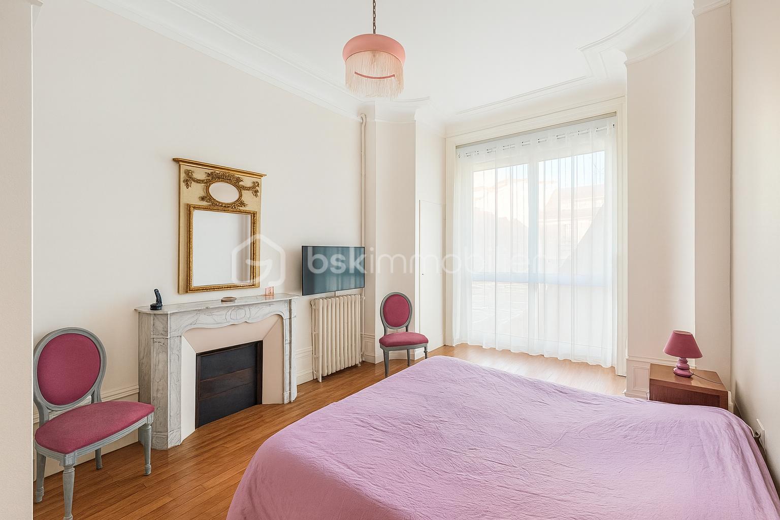 Immeuble mixte de 295 m² - Chambre lumineuse au style vintage.png