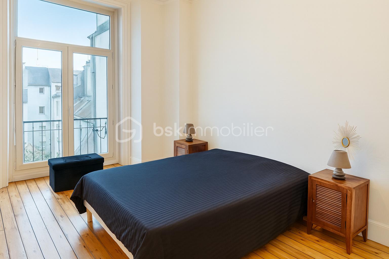 Immeuble mixte de 295 m² - Chambre minimaliste avec vue élégante.png