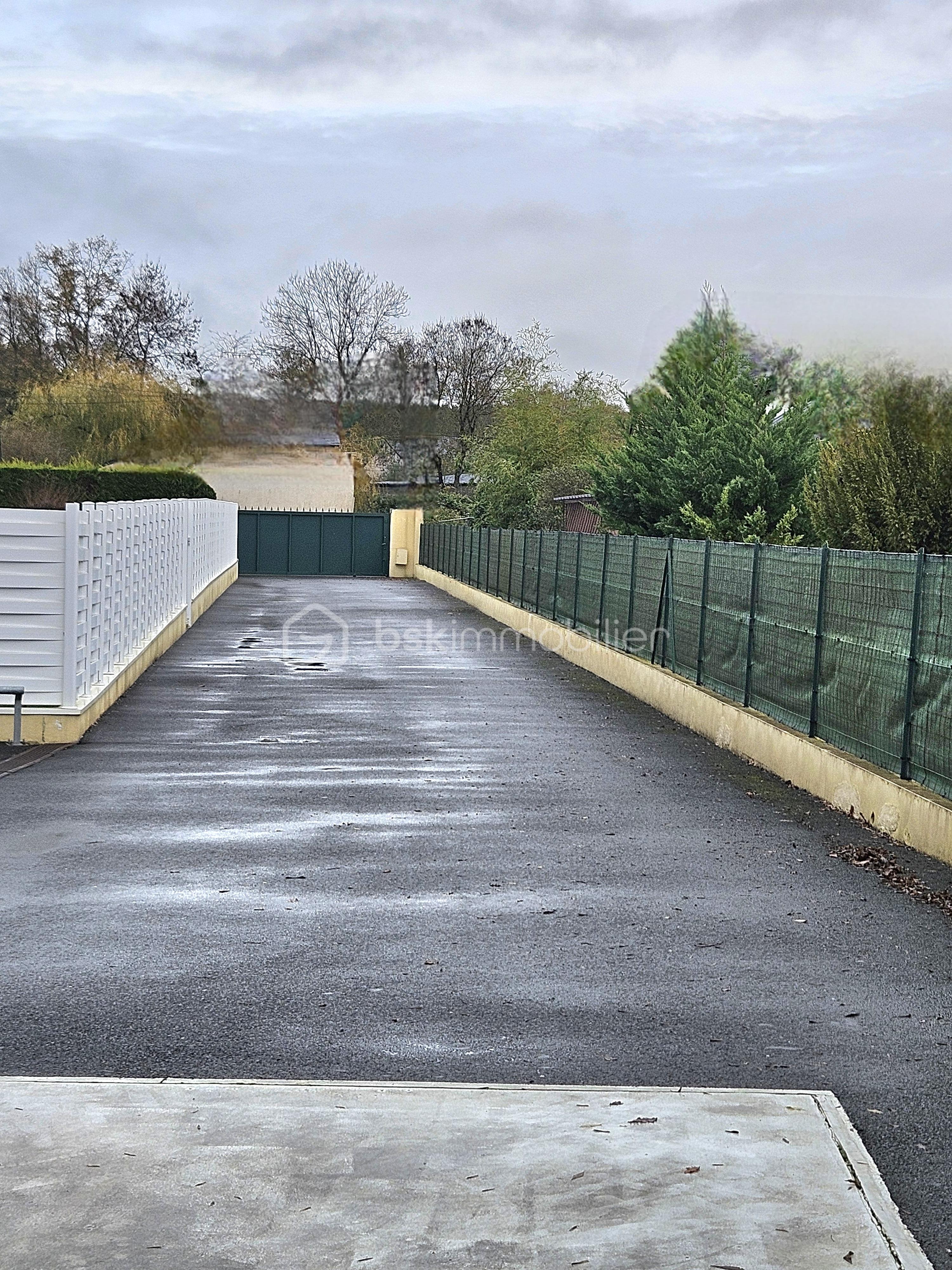 Local commercial de 300 m² - allée garage saffre.jpg