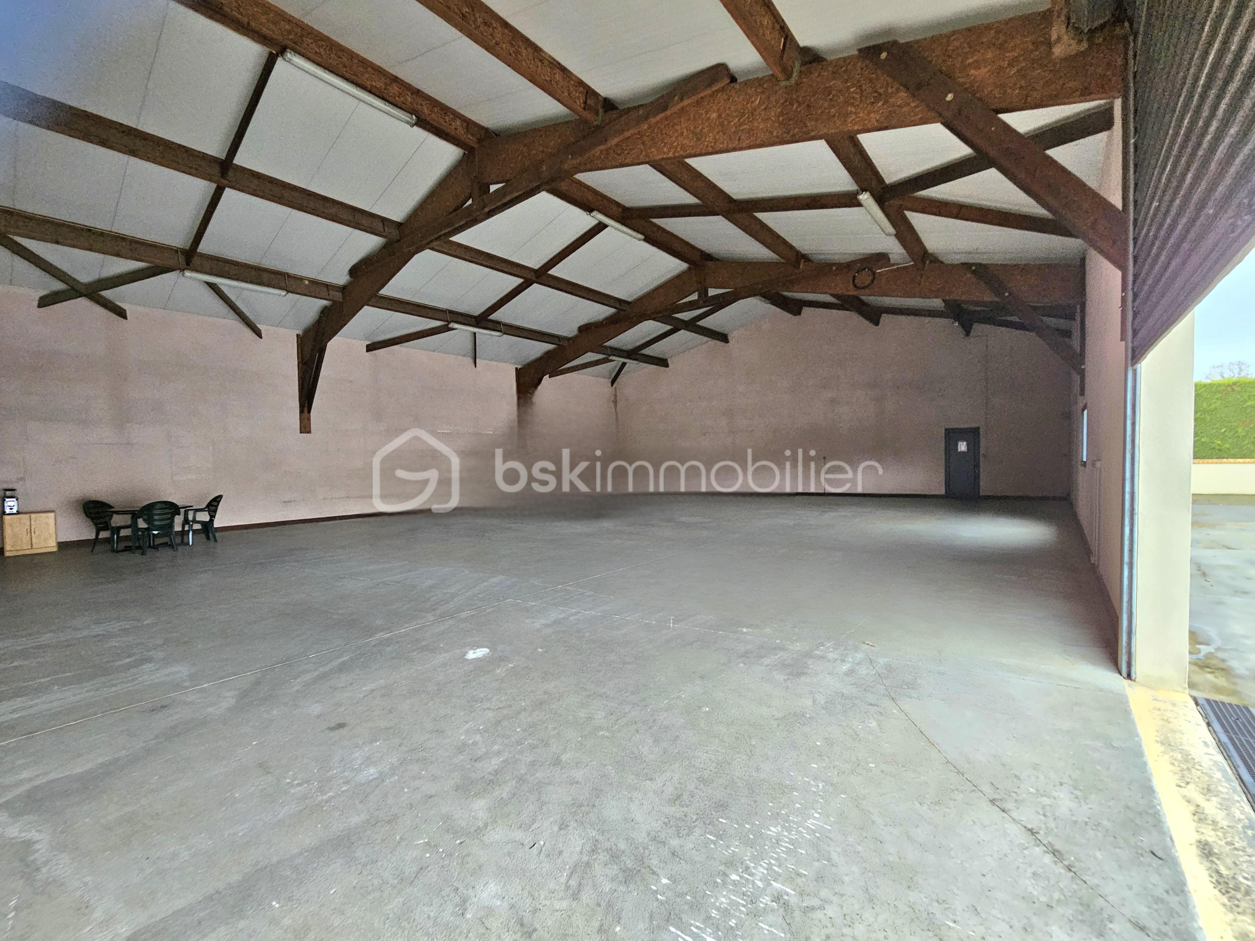 Local commercial de 300 m² - garage interieur saffre.jpg