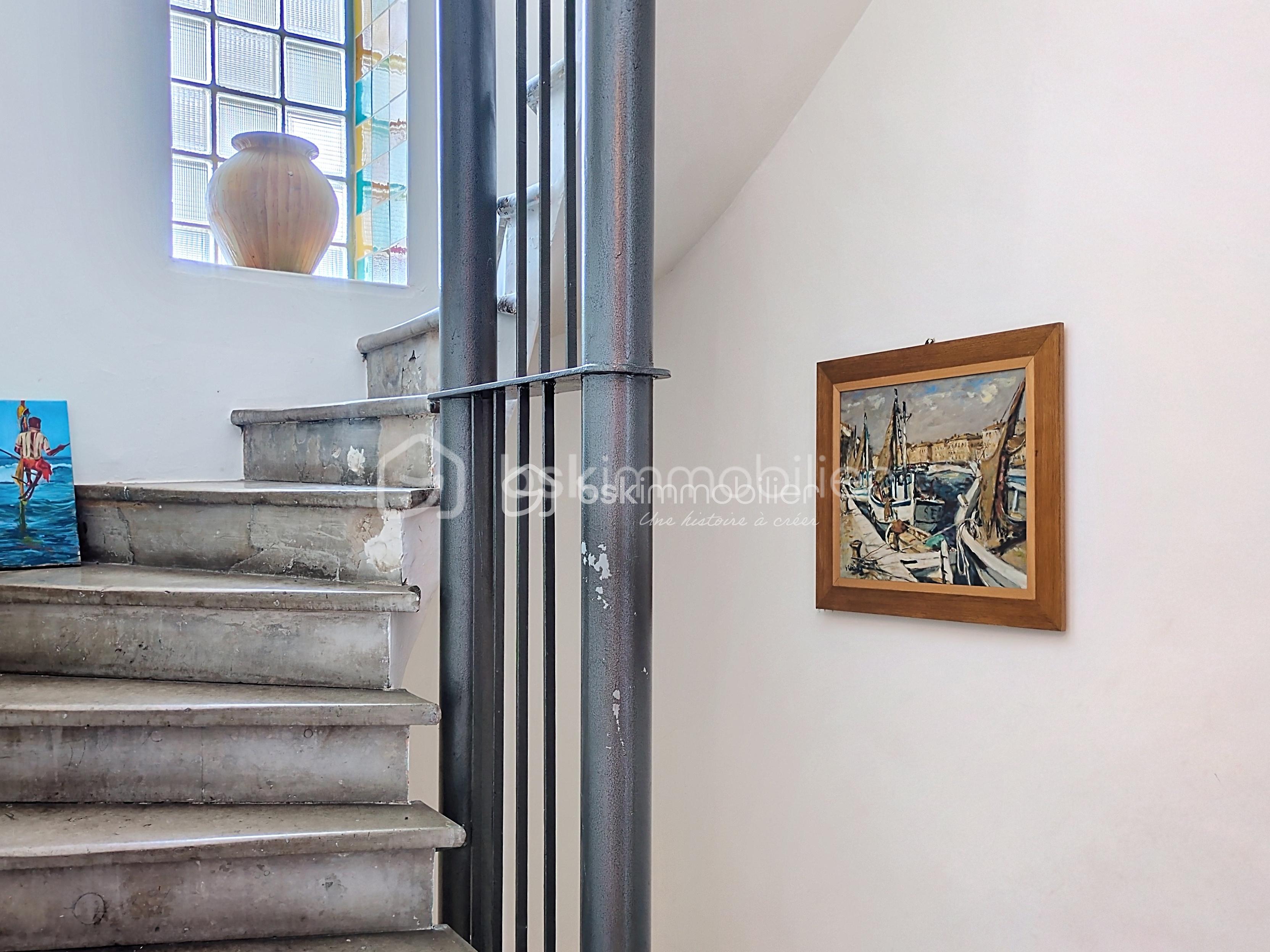 Maison de 223 m² - Montee d escalier.jpg